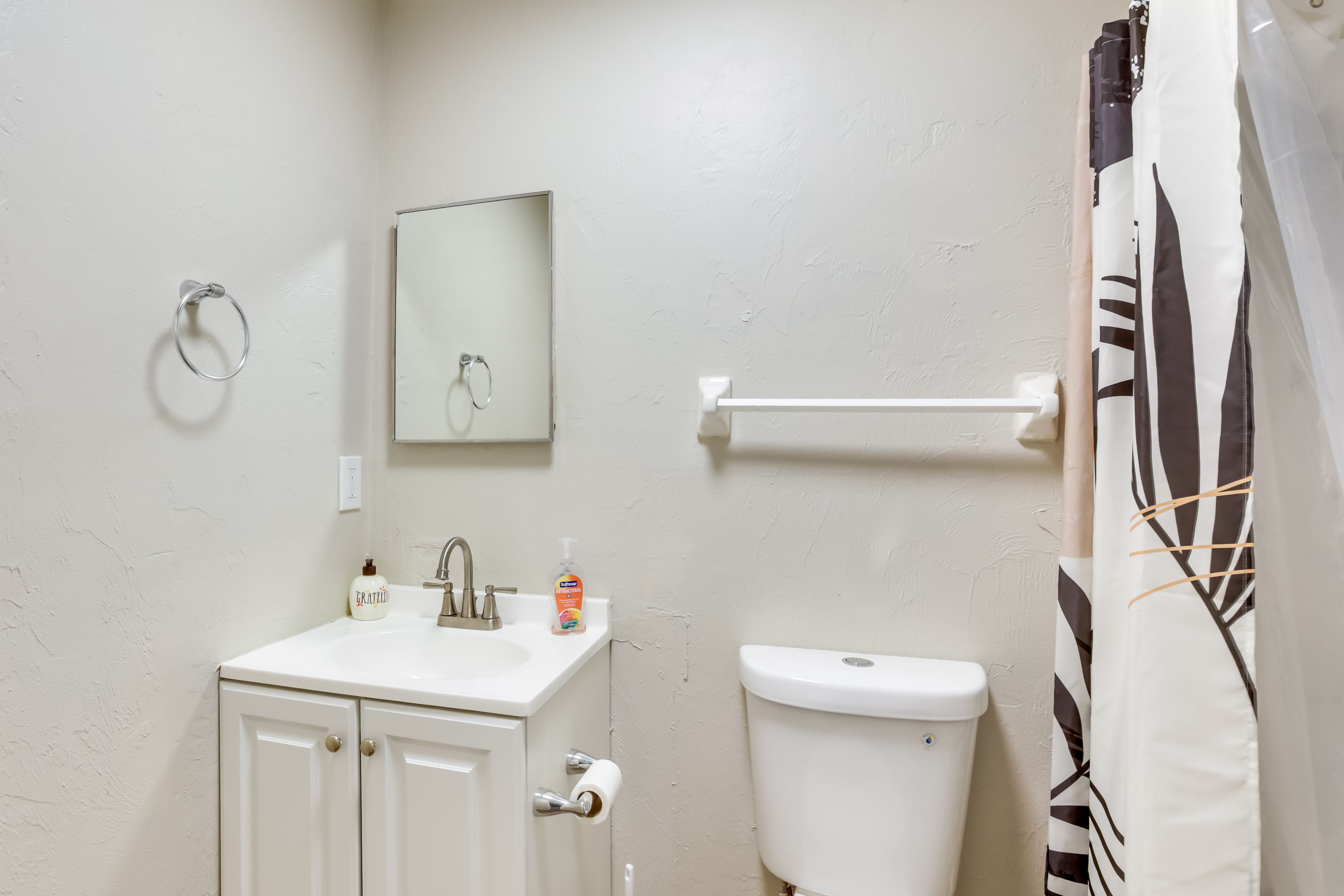 Full Bathroom | Towels Provided