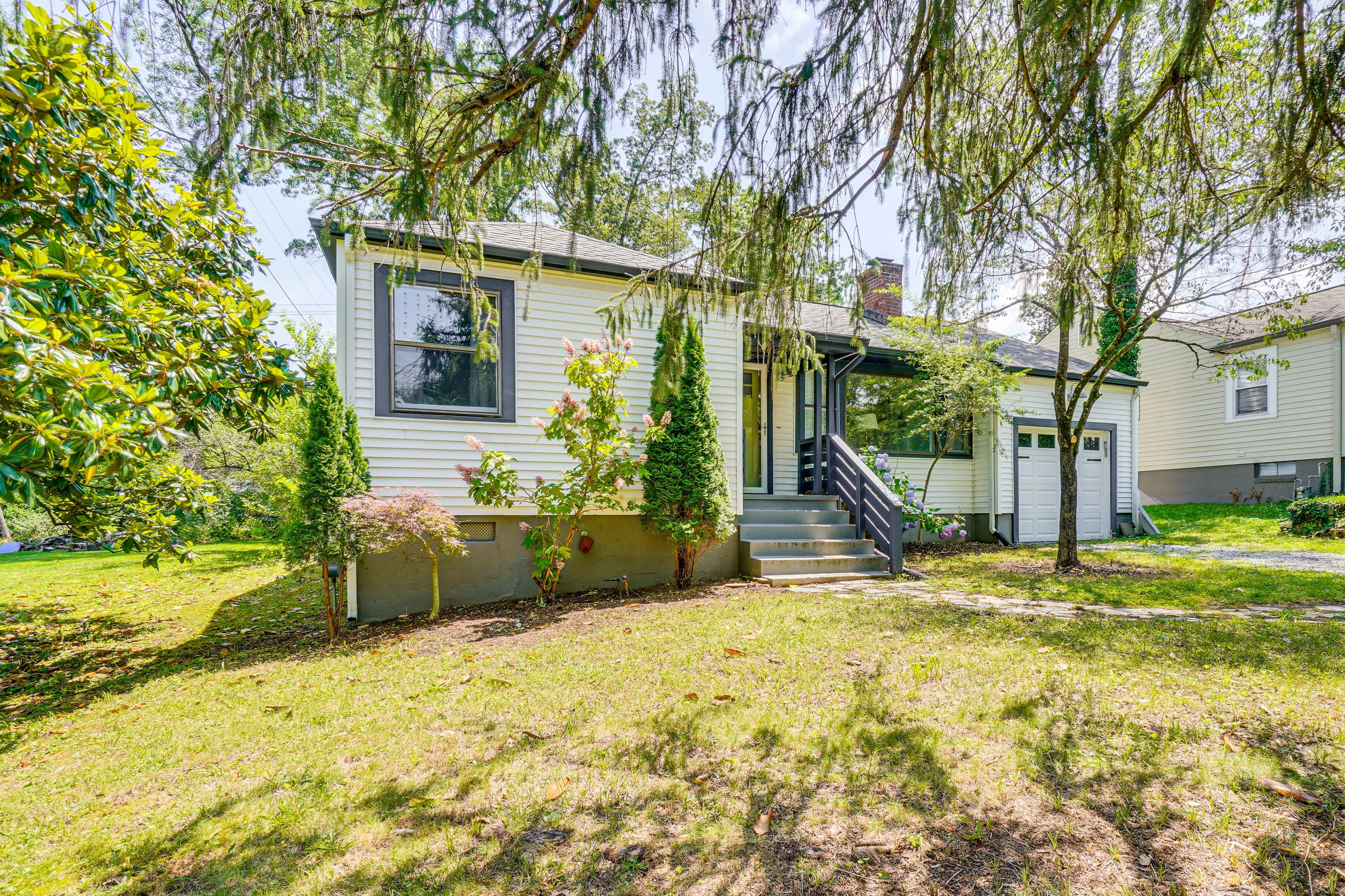 Knoxville Vacation Rental | 2BR | 1.5BA | 1,600 Sq Ft | 6 Steps Required