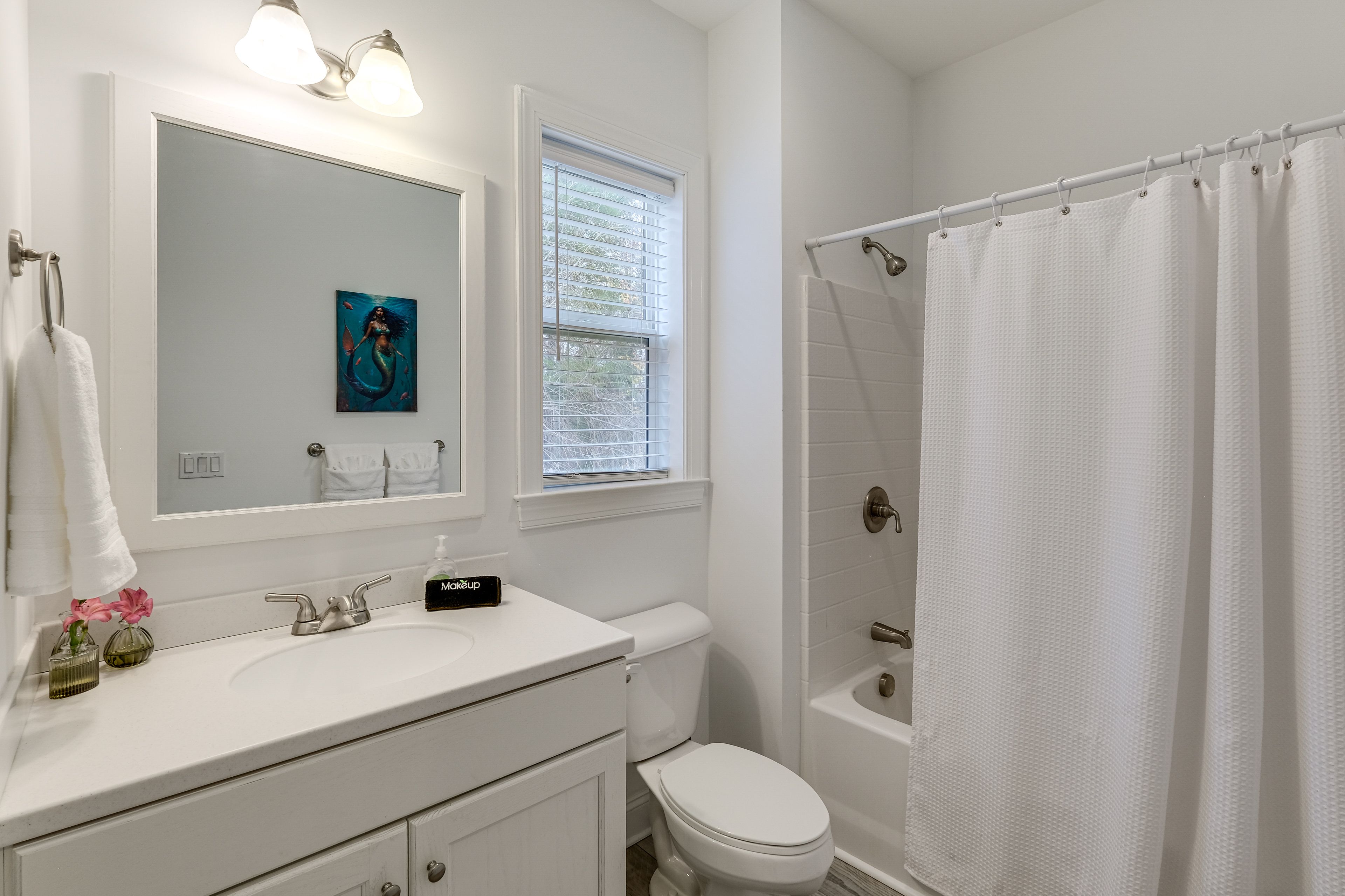 Full Bathroom | Towels Provided | 1st Floor