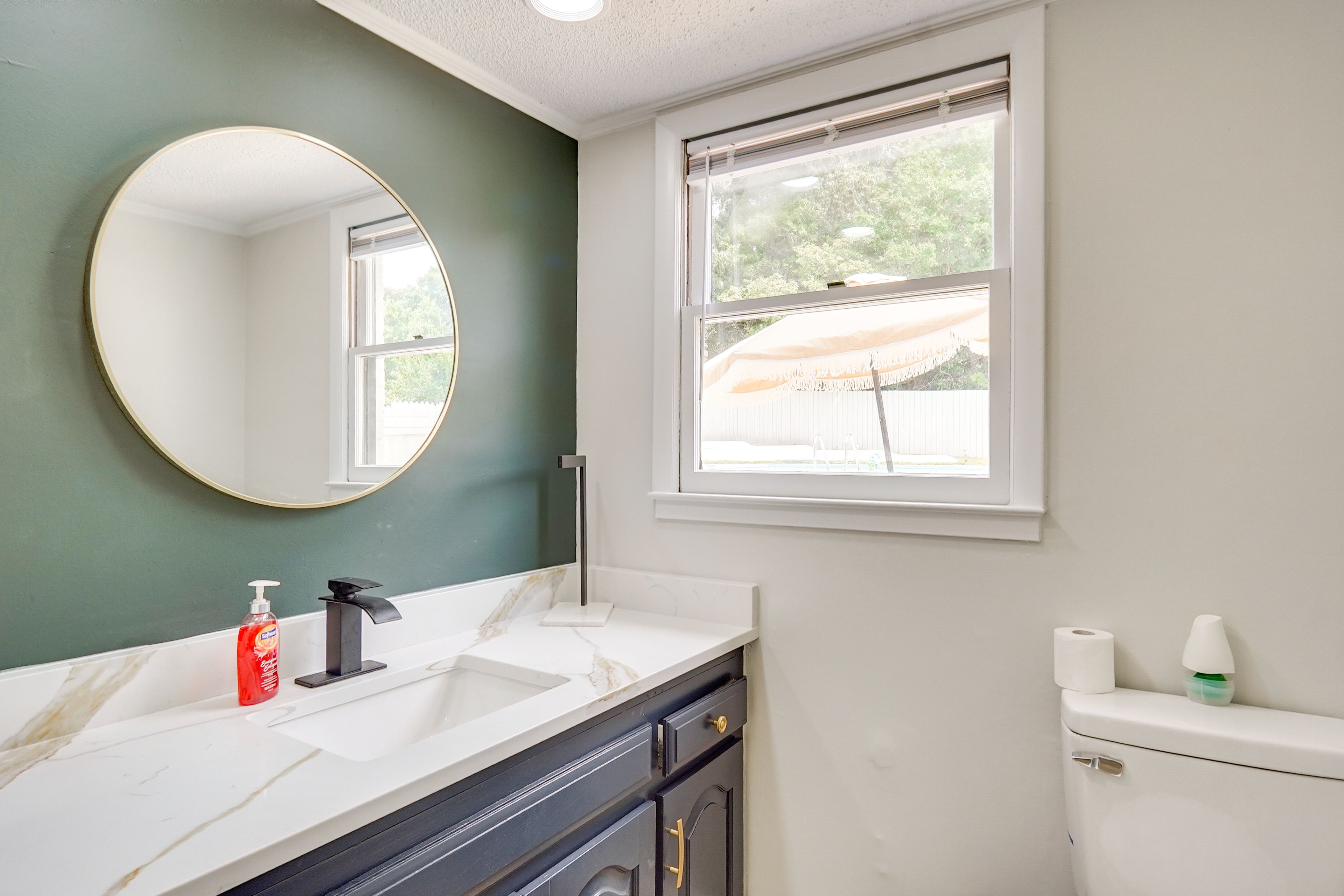 Half Bathroom | 1st Floor | Towels Provided