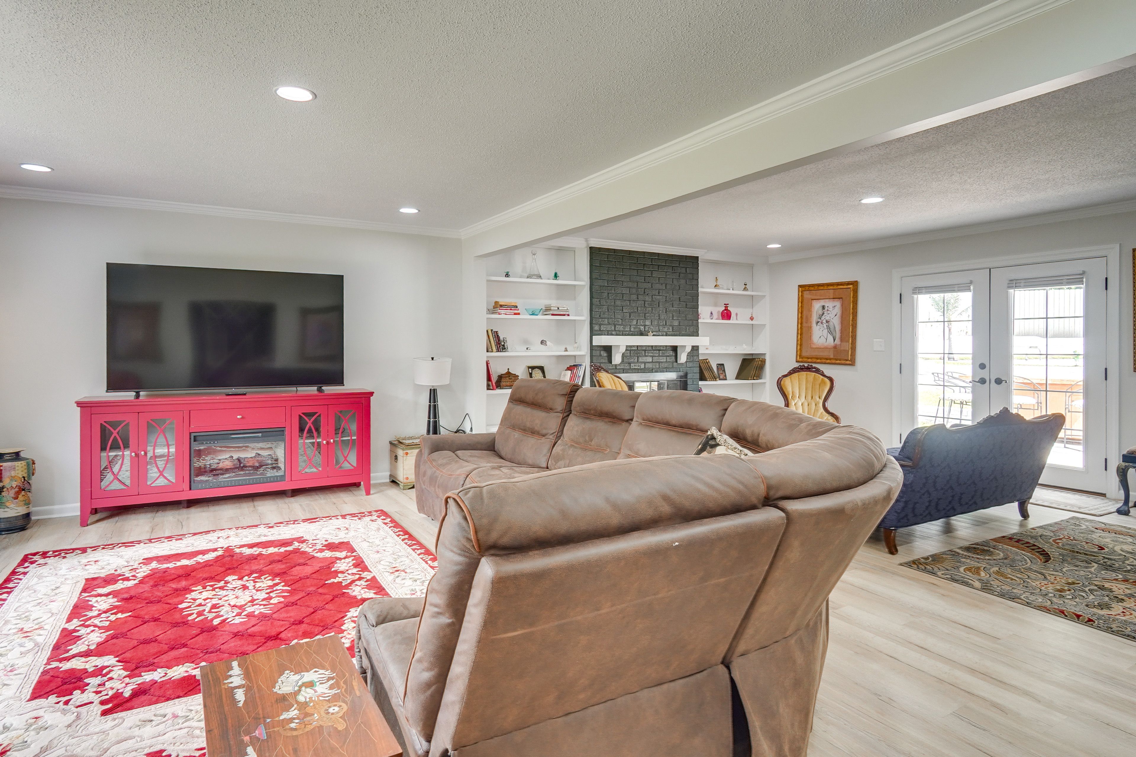 Living Room | 1st Floor | Smart TV | Central Heating & A/C