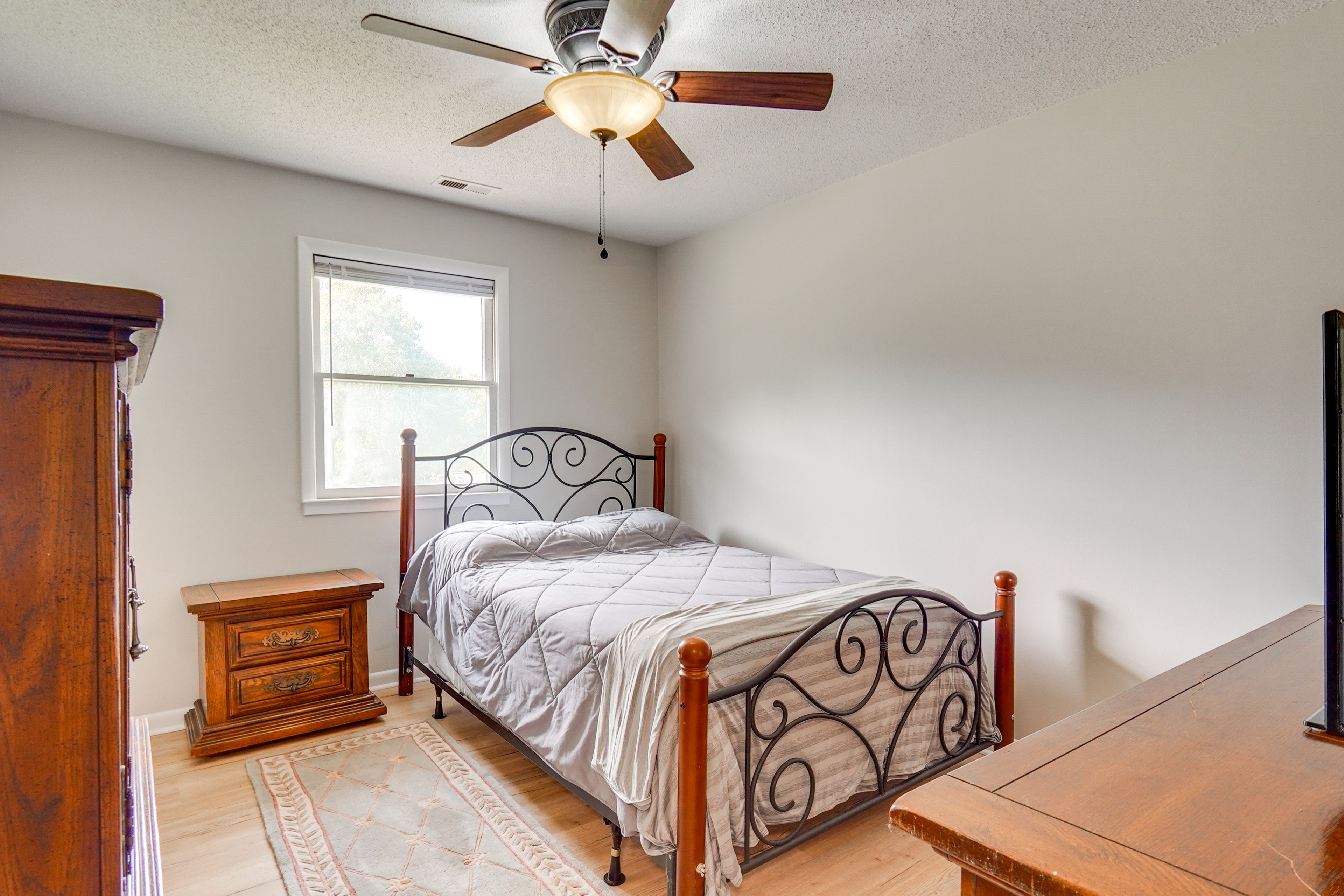 Bedroom 2 | 2nd Floor | Full Bed | Smart TV | Linens Provided
