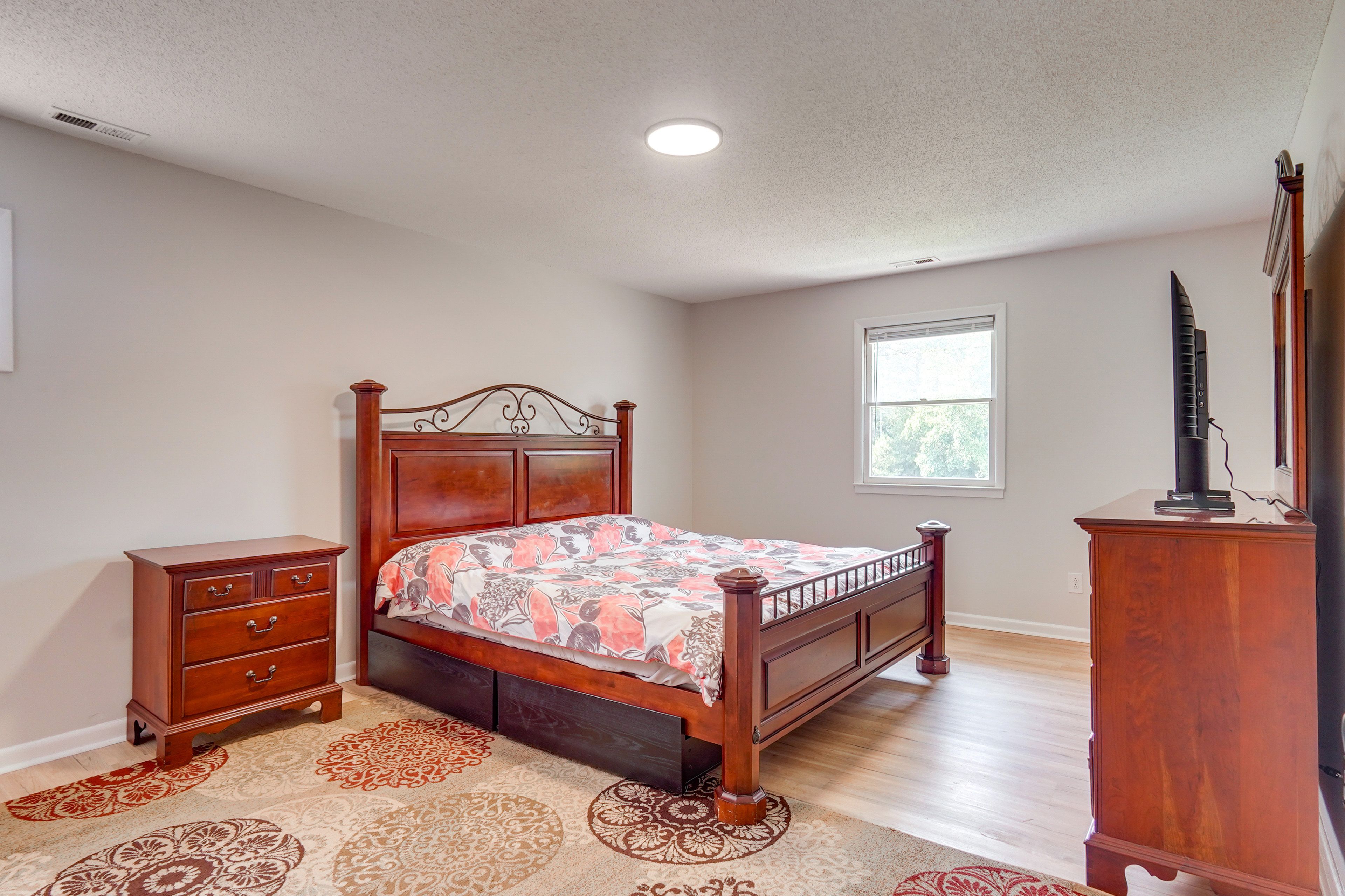 Bedroom 1 | 2nd Floor | King Bed | Smart TV | En-Suite Bathroom