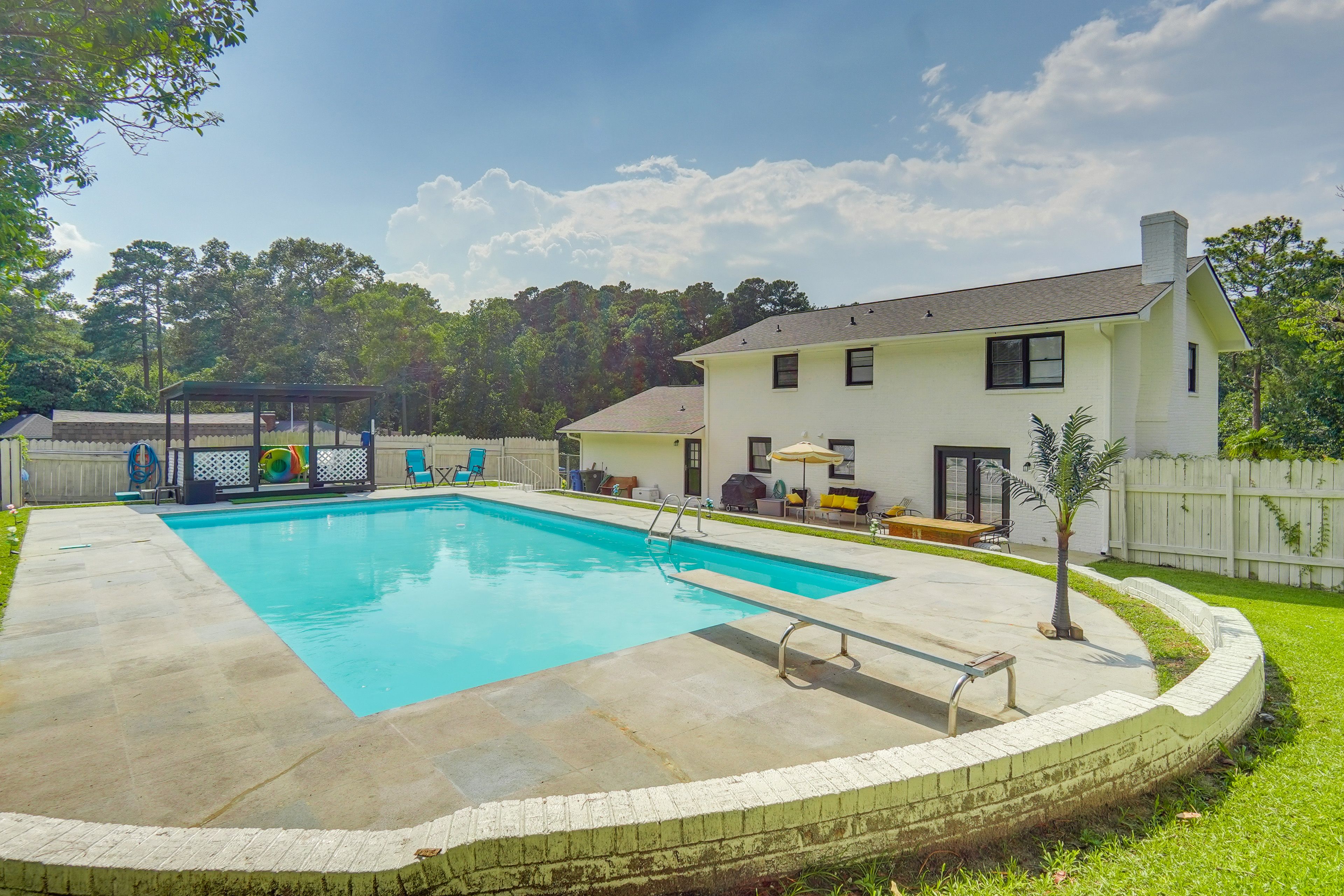 Fayetteville Vacation Rental | 4BR | 2.5BA | 2,332 Sq Ft | Stairs Required