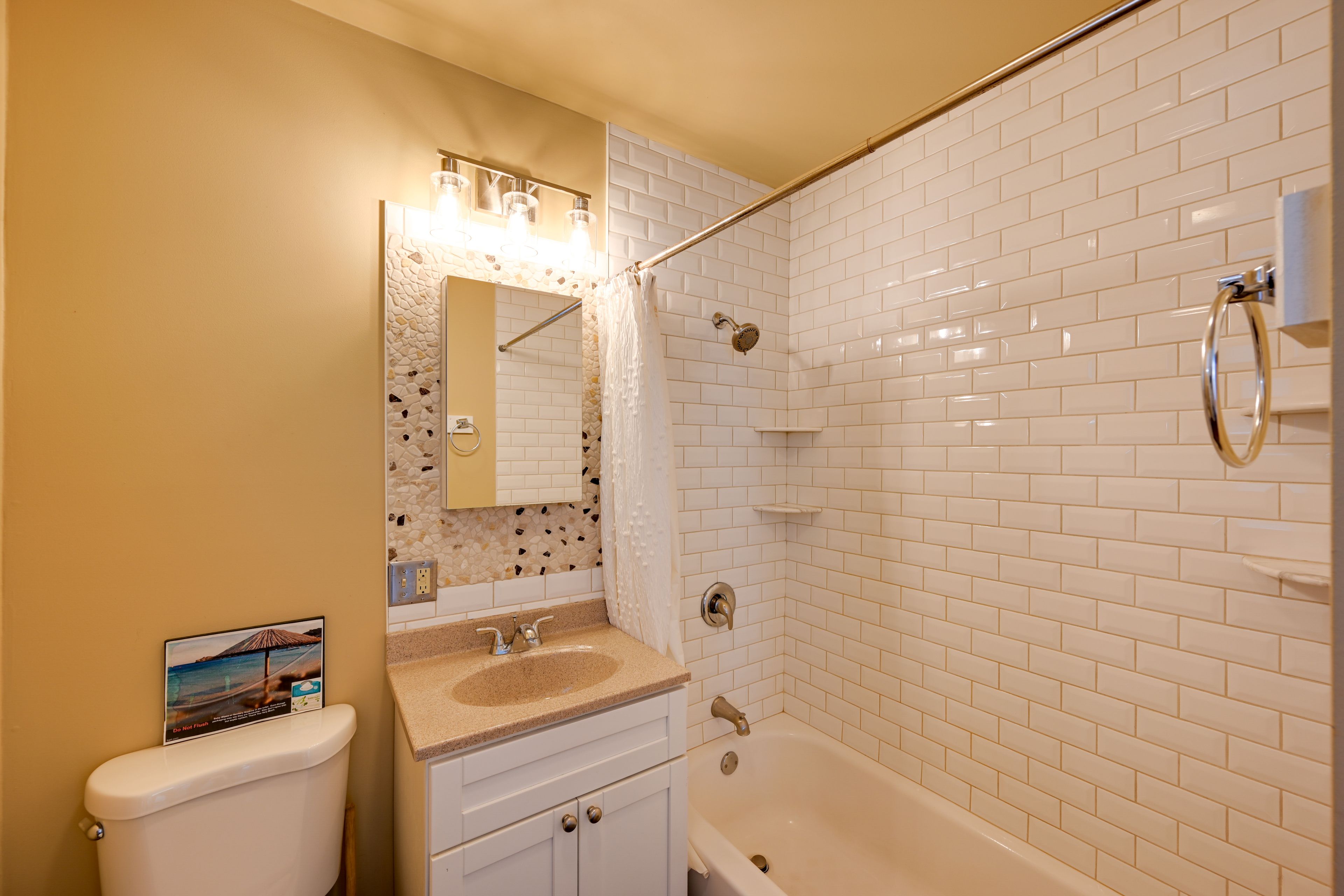 Full Bathroom | Complimentary Toiletries | Towels Provided