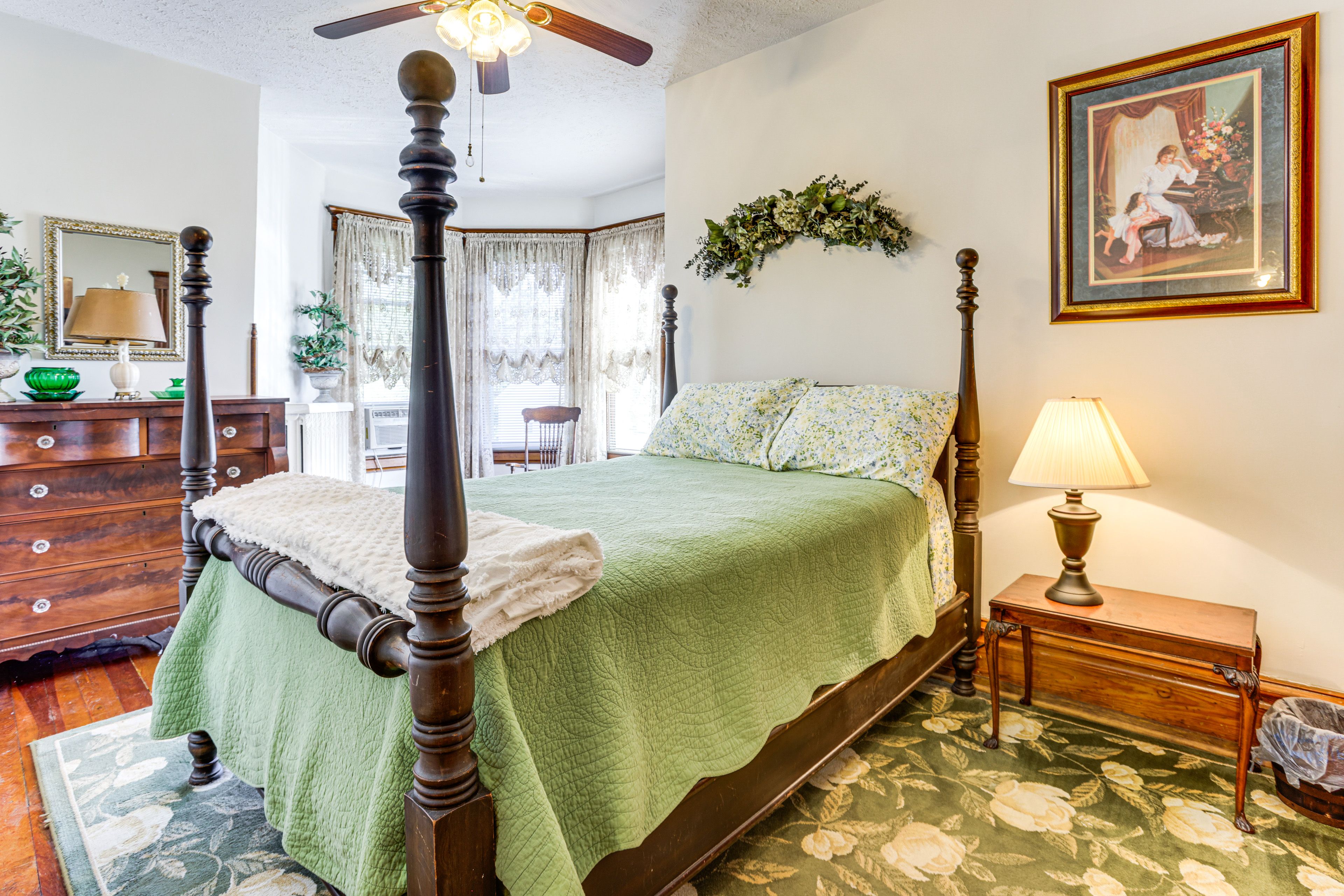 Bedroom 2 | 2nd Floor | Queen Bed