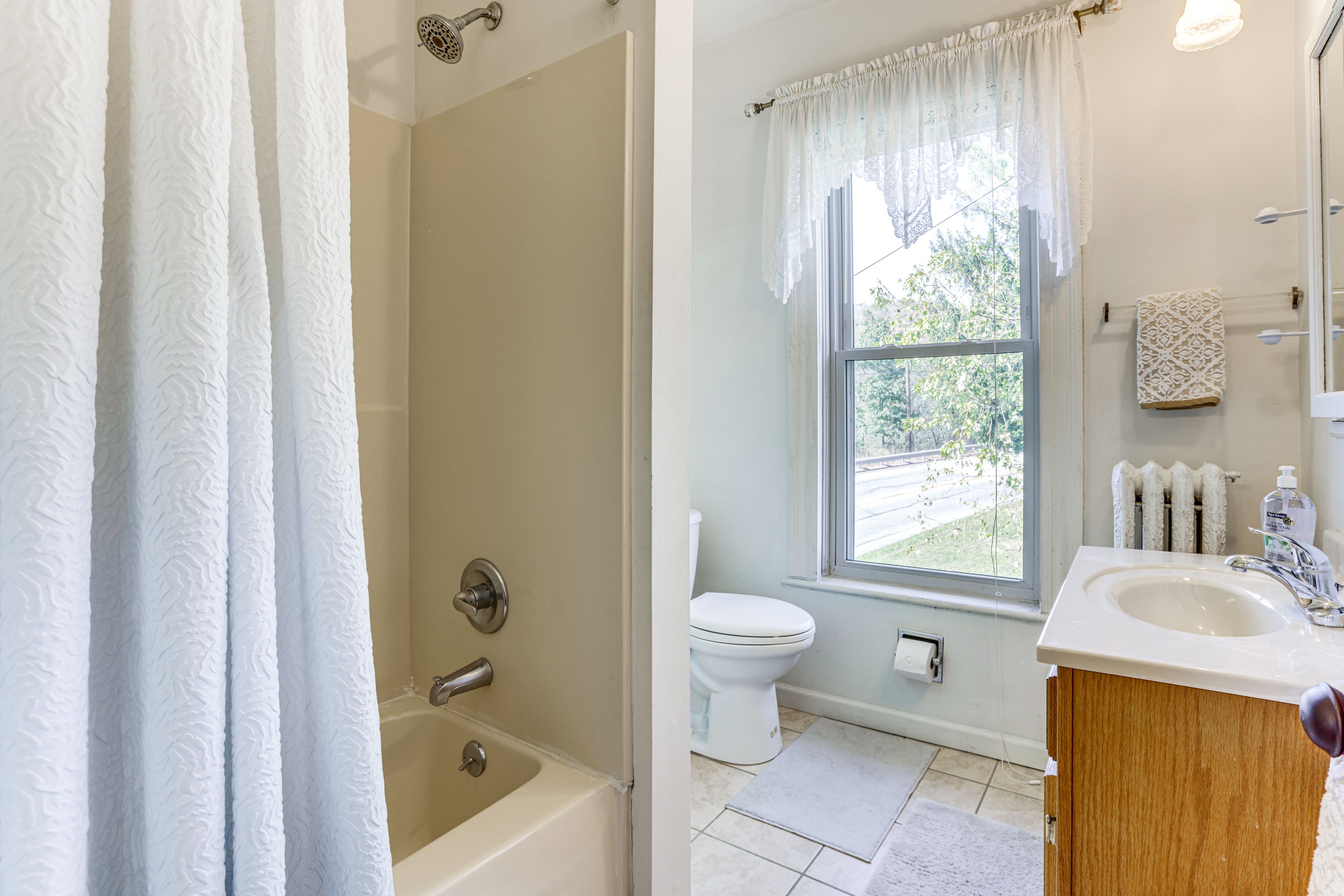 Full Bathroom | 2nd Floor | Towels Provided | Complimentary Toiletries