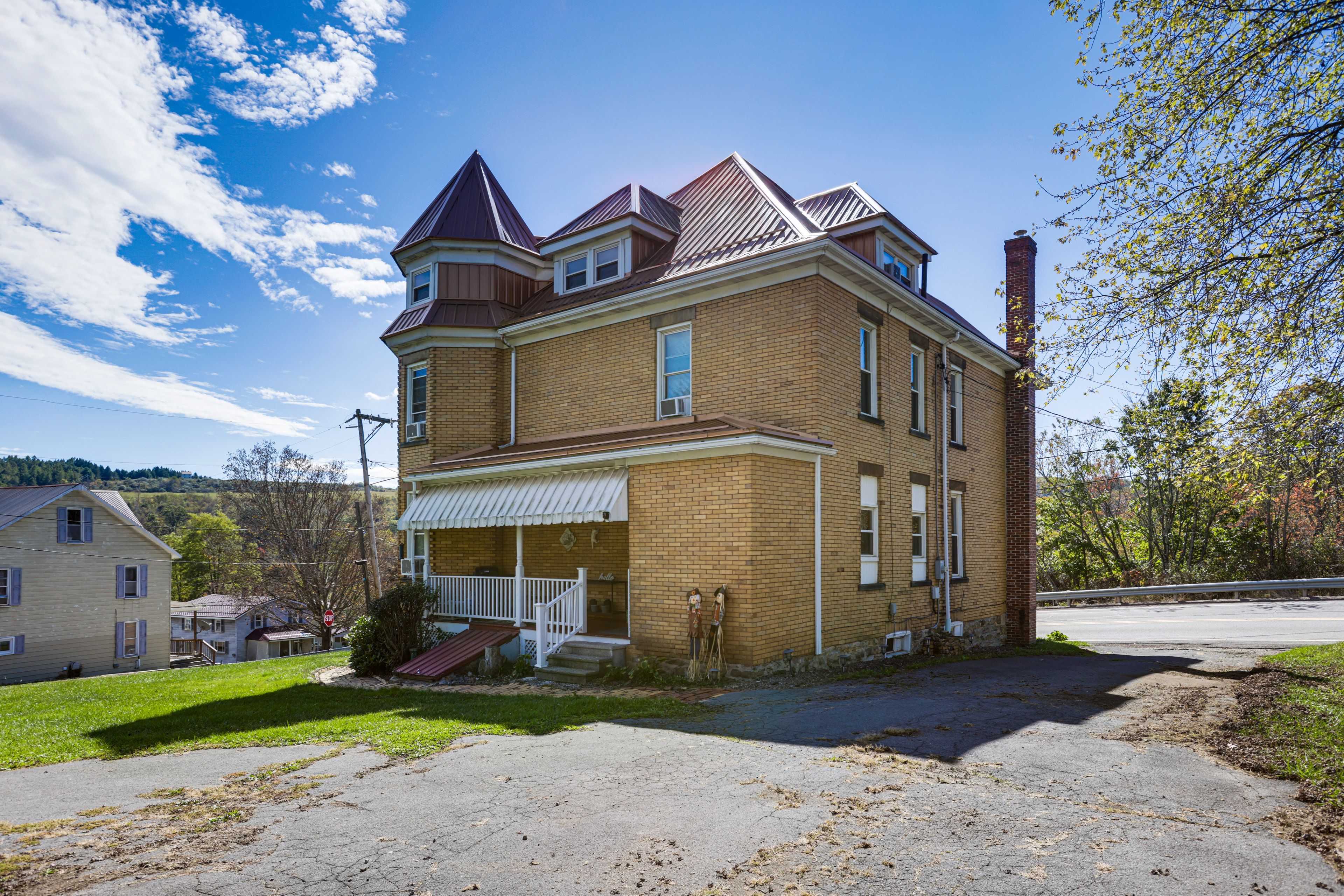 Parking | Driveway (10-12 Vehicles)