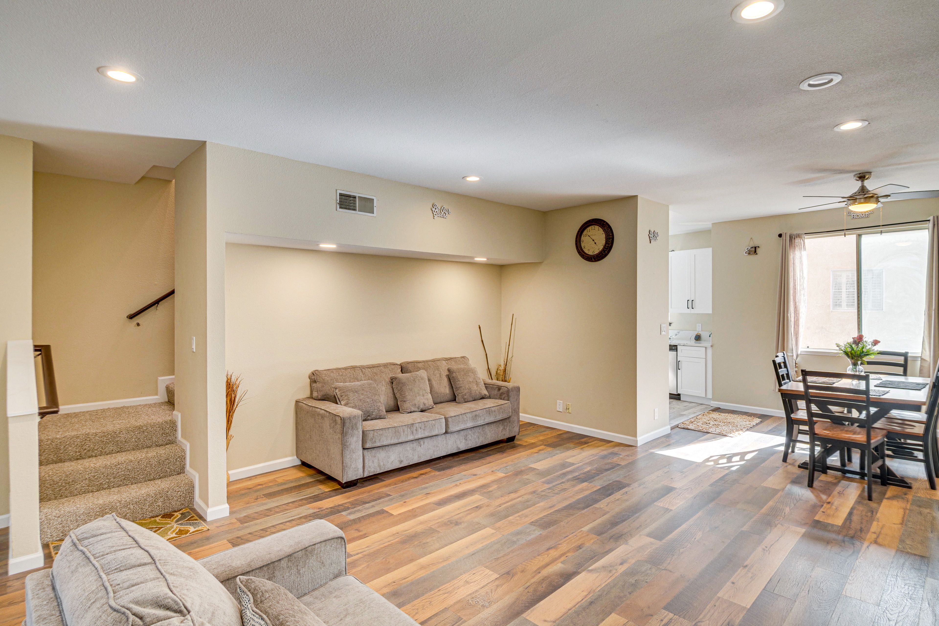 Living Room | 2nd Floor | Smart TV | Fireplace
