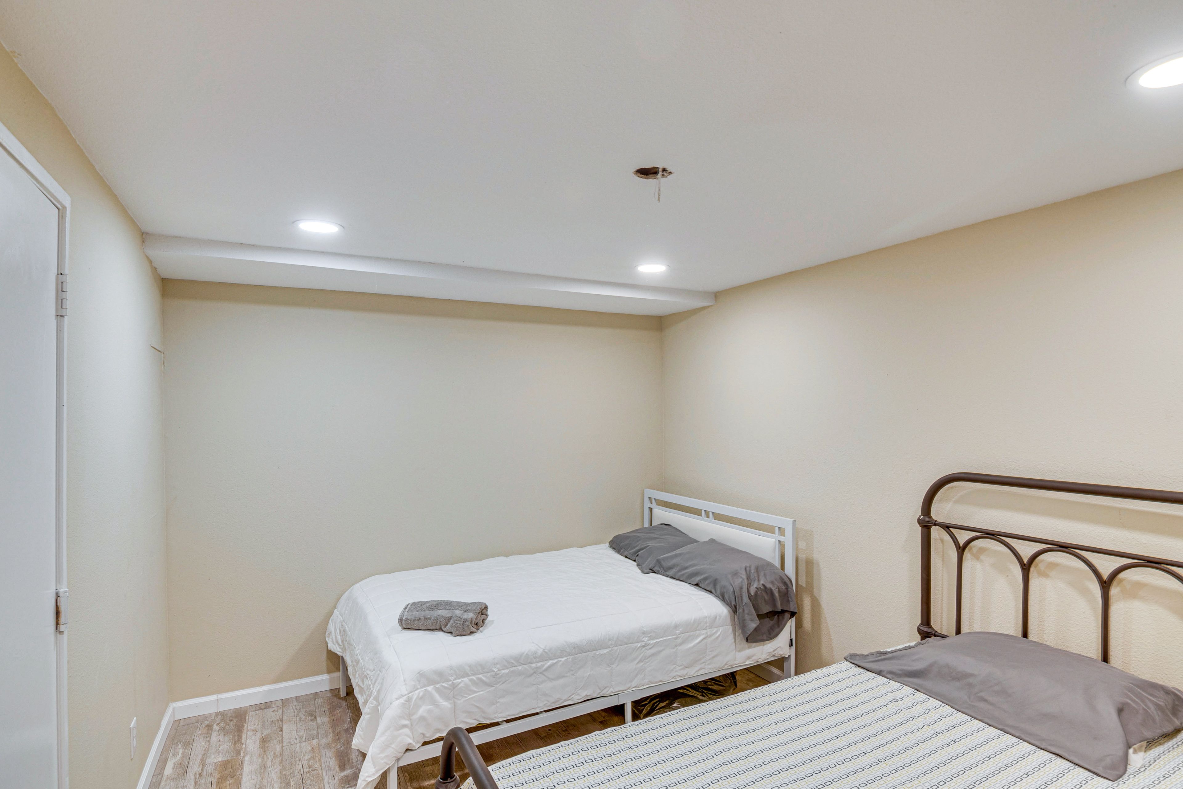 Bonus Room | 1st Floor | Queen Bed | Twin Bed | Washer & Dryer