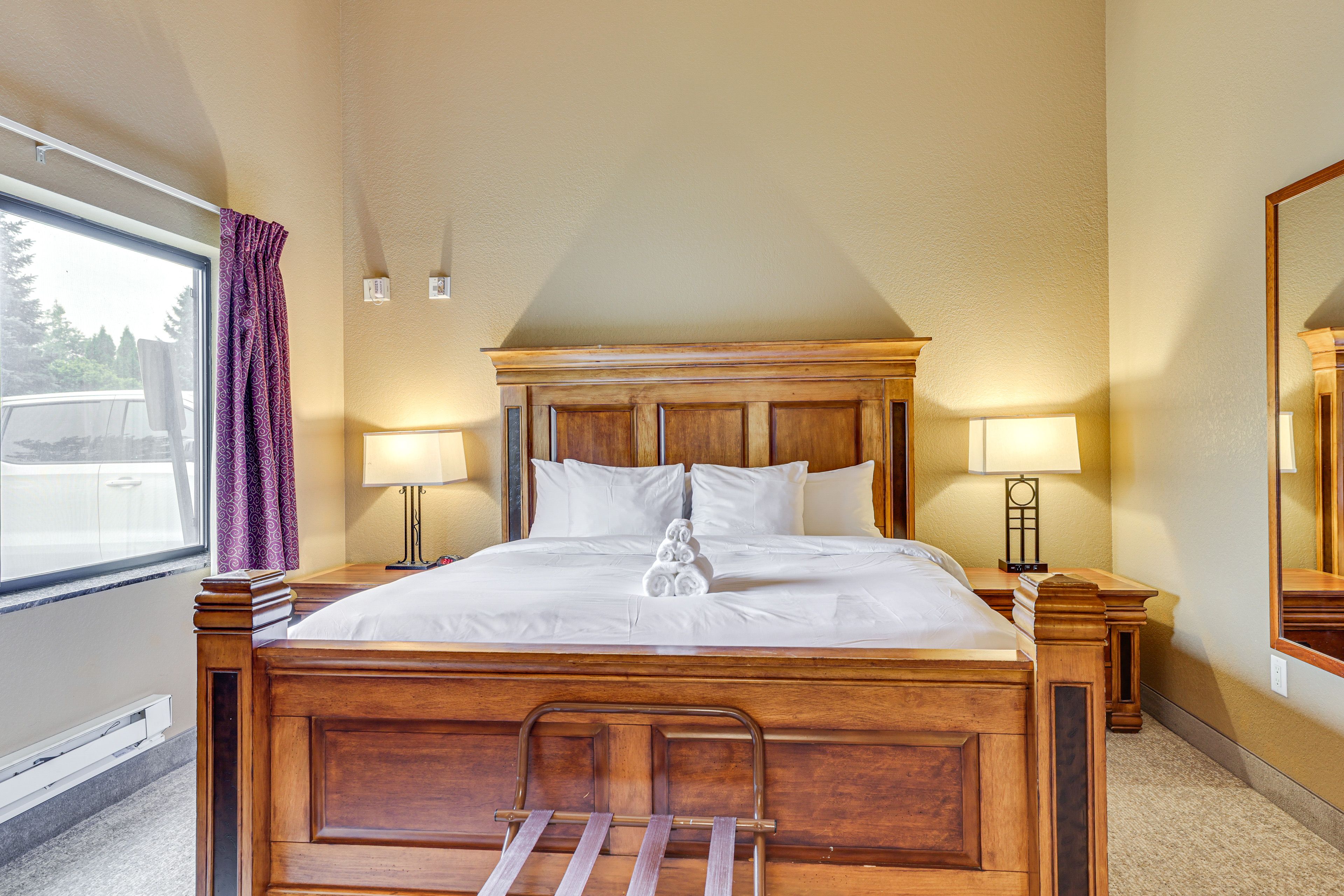 Bedroom | King Bed | Smart TV | Fireplace