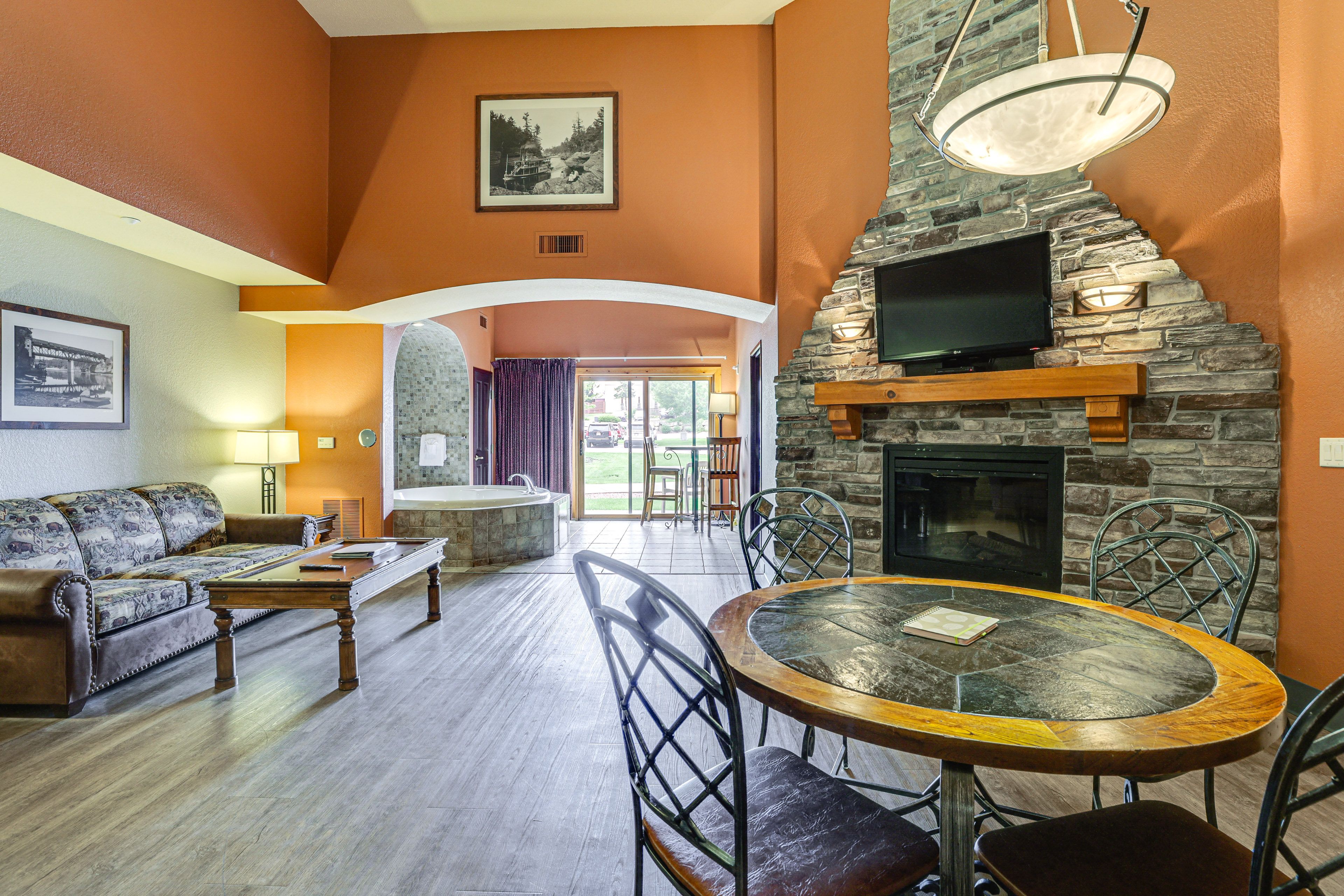 Living Room | Jetted Tub | Fireplace | Smart TV | Free WiFi