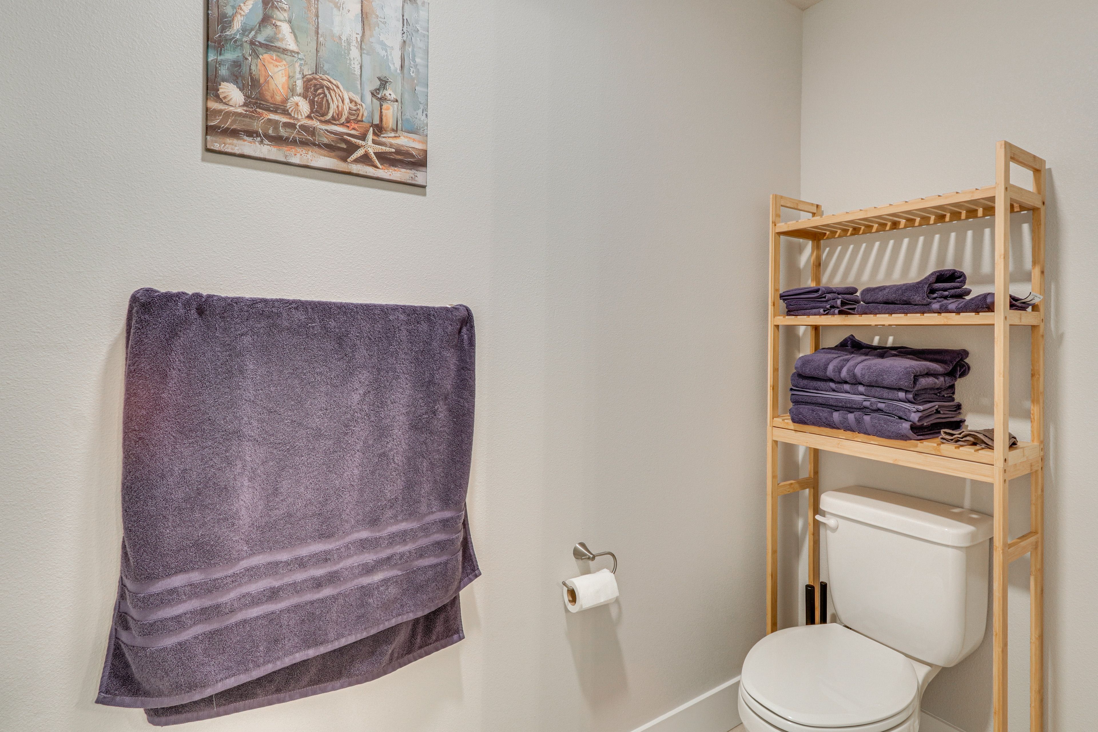 Full Bathroom | 1st Floor | Complimentary Toiletries