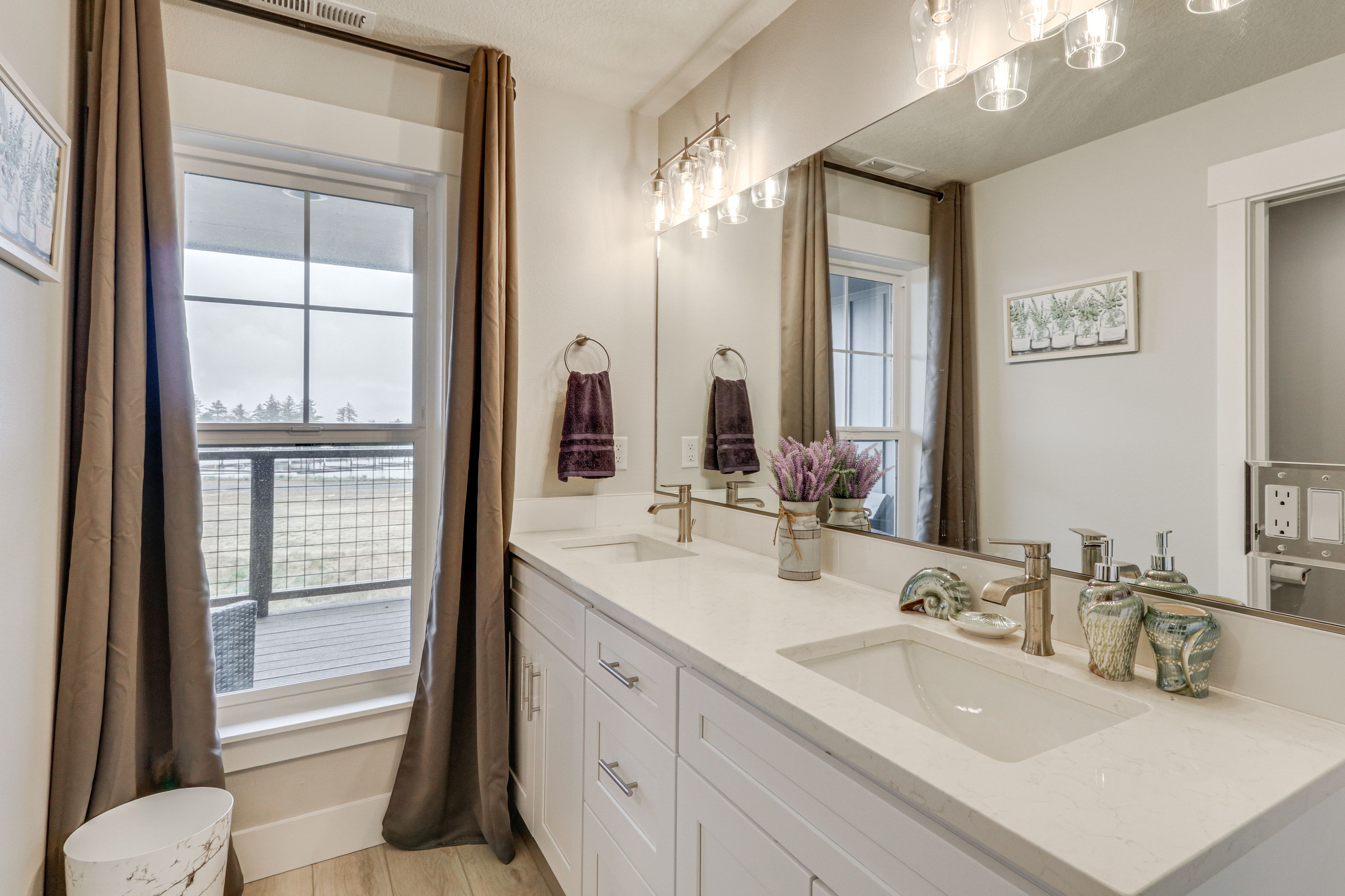 Full Bathroom | 2nd Floor | Towels Provided
