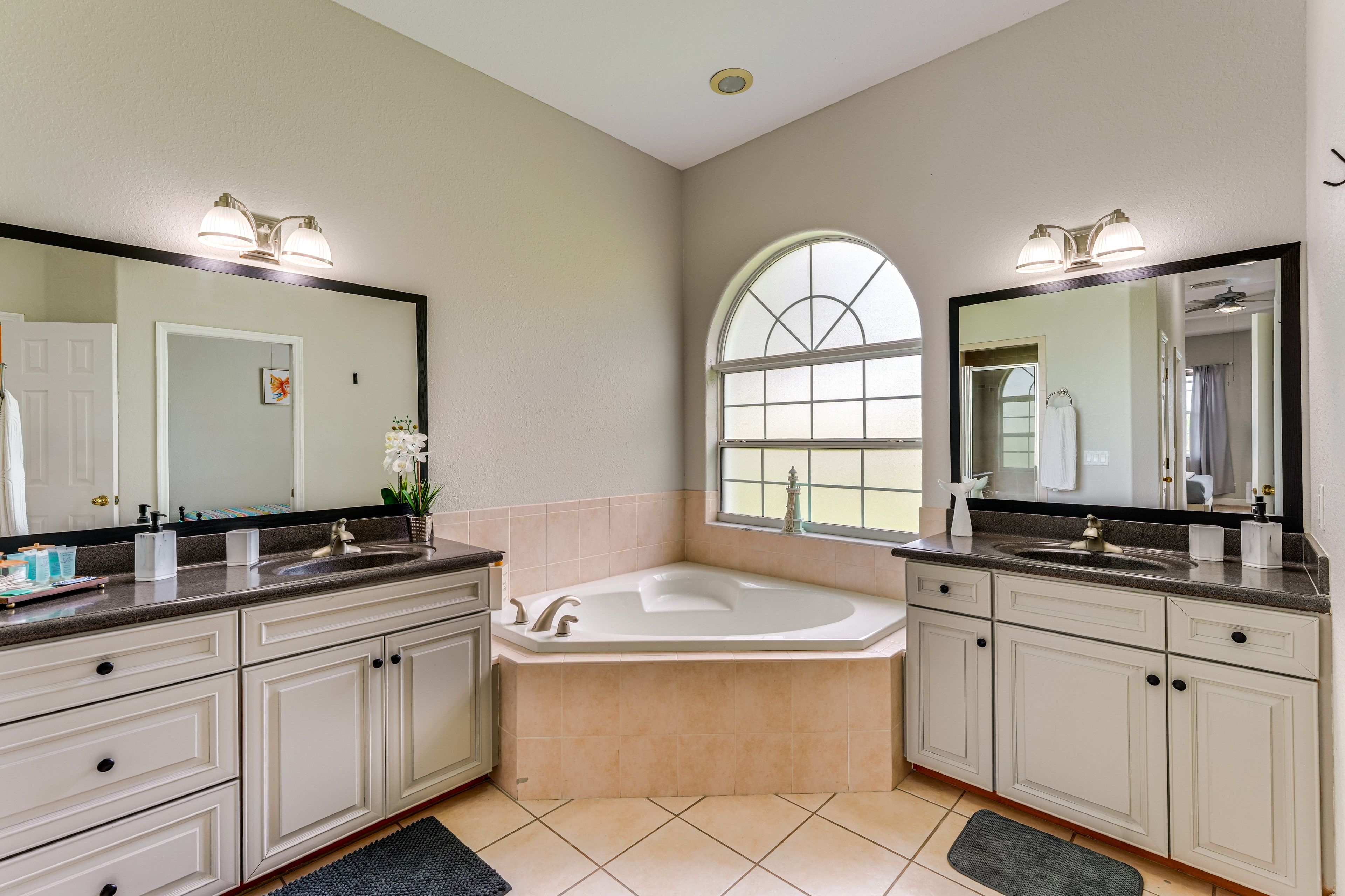 Full Bathroom | Towels Provided