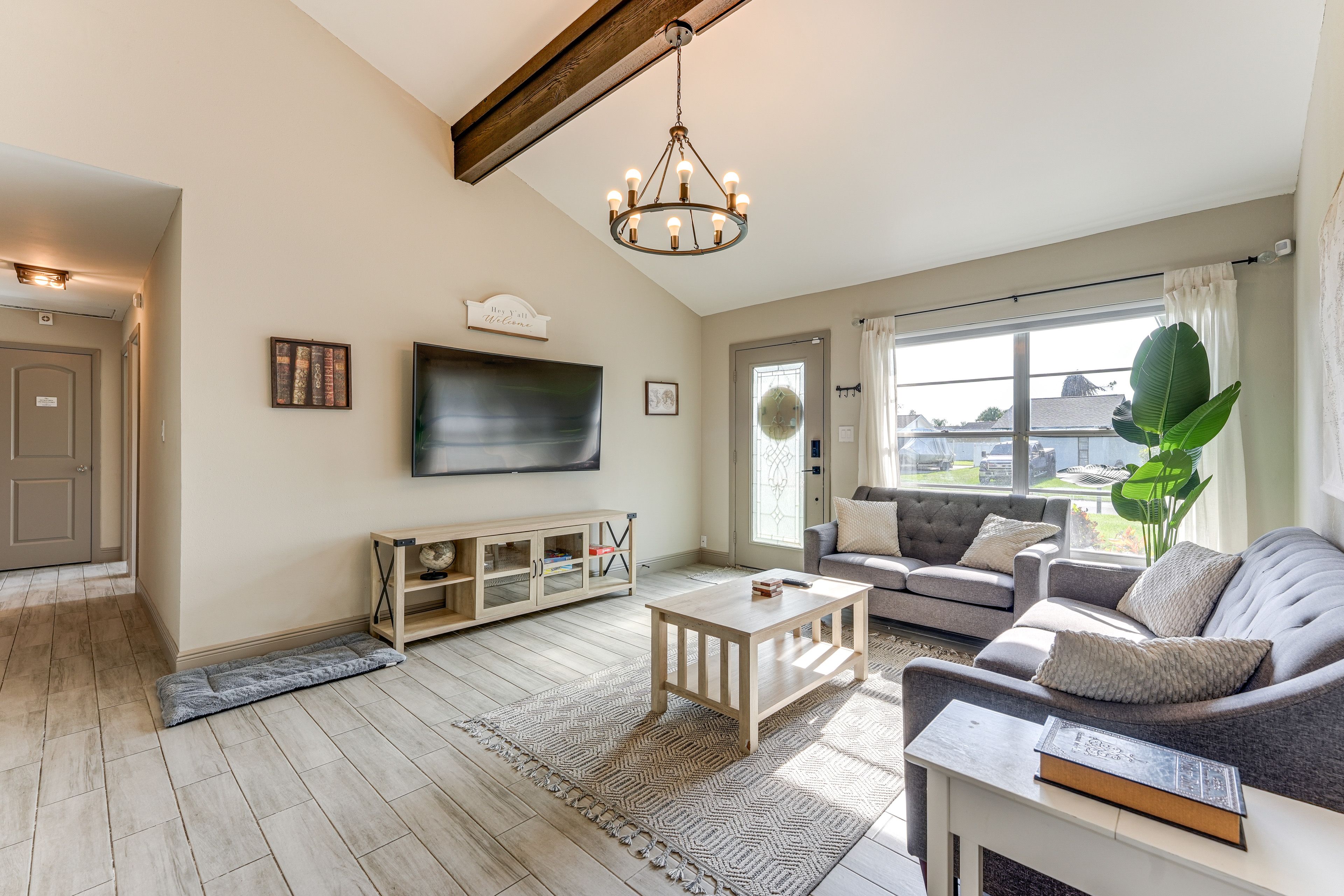 Living Room | Flat-Screen TV | Central Heating & A/C | Free WiFi | Board Games