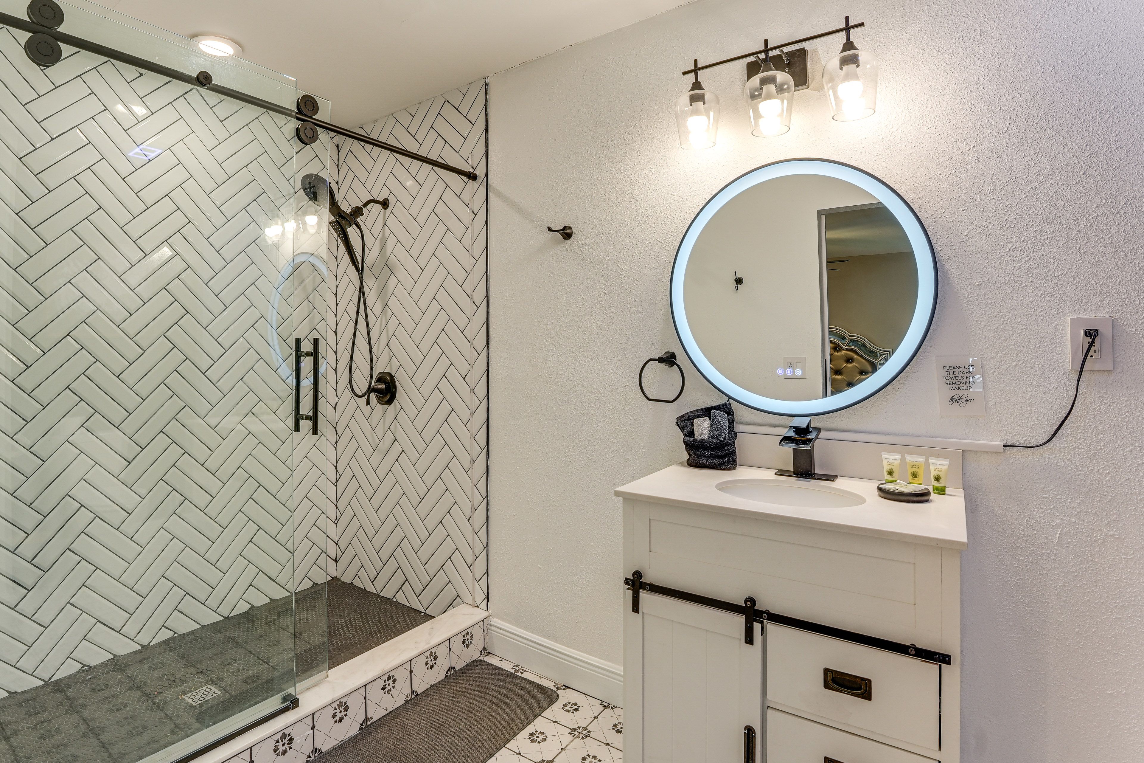 Full Bathroom | Complimentary Toiletries | Towels Provided