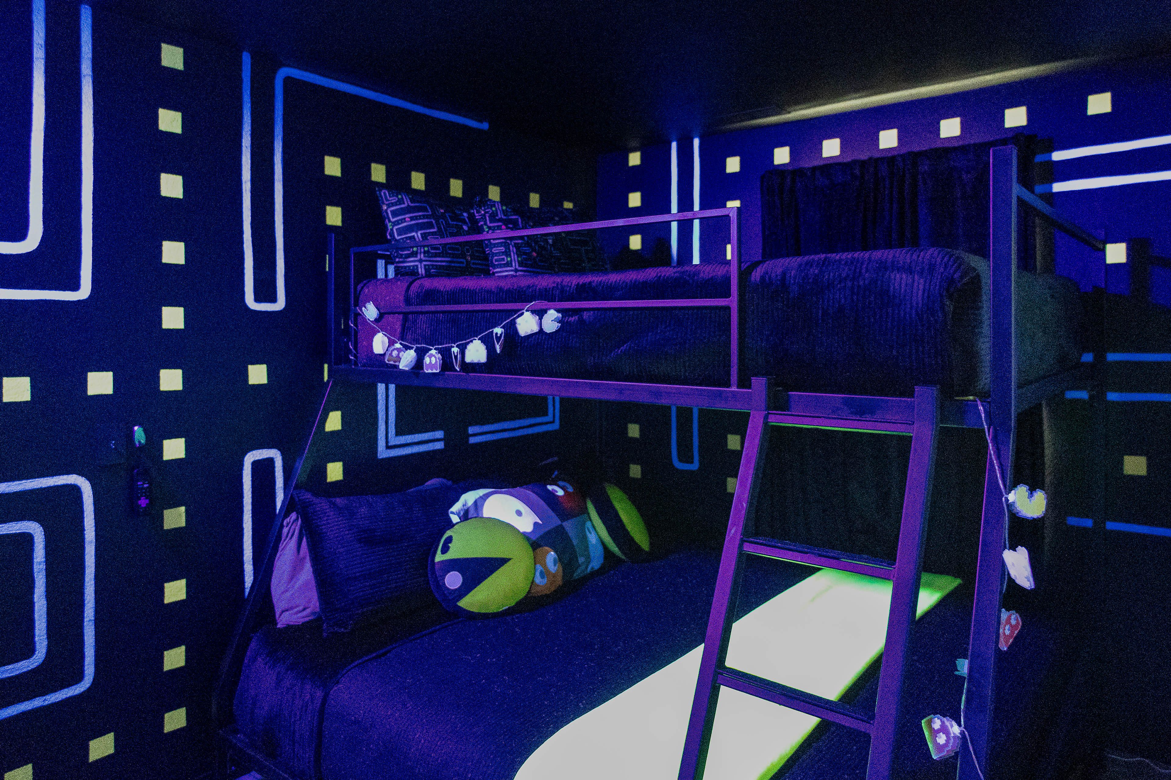 Bedroom 3 | Queen/King Bunk Bed | Arcade Machine | 32" Smart TV