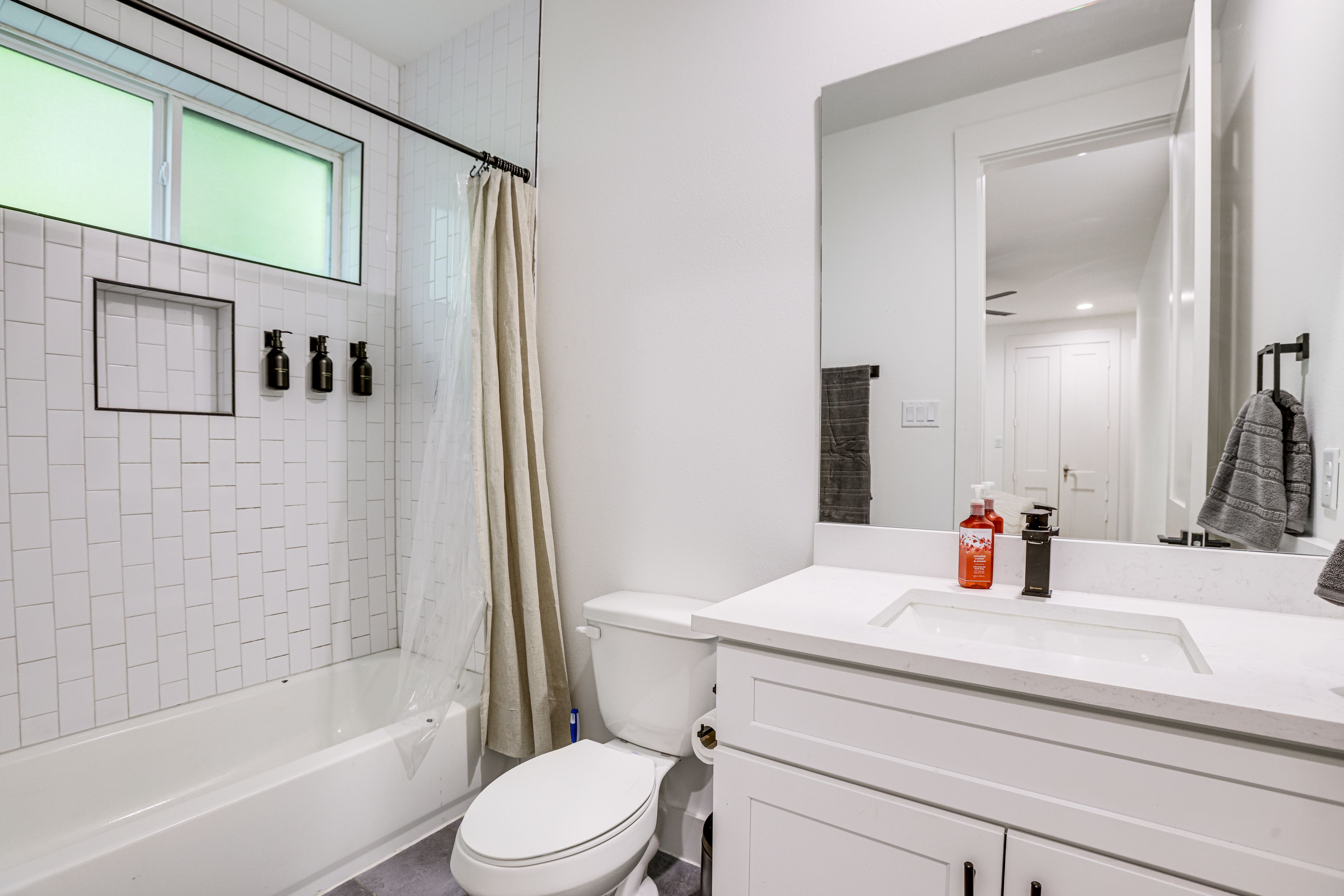 Full Bathroom | 1st Floor | Shower/Tub Combo