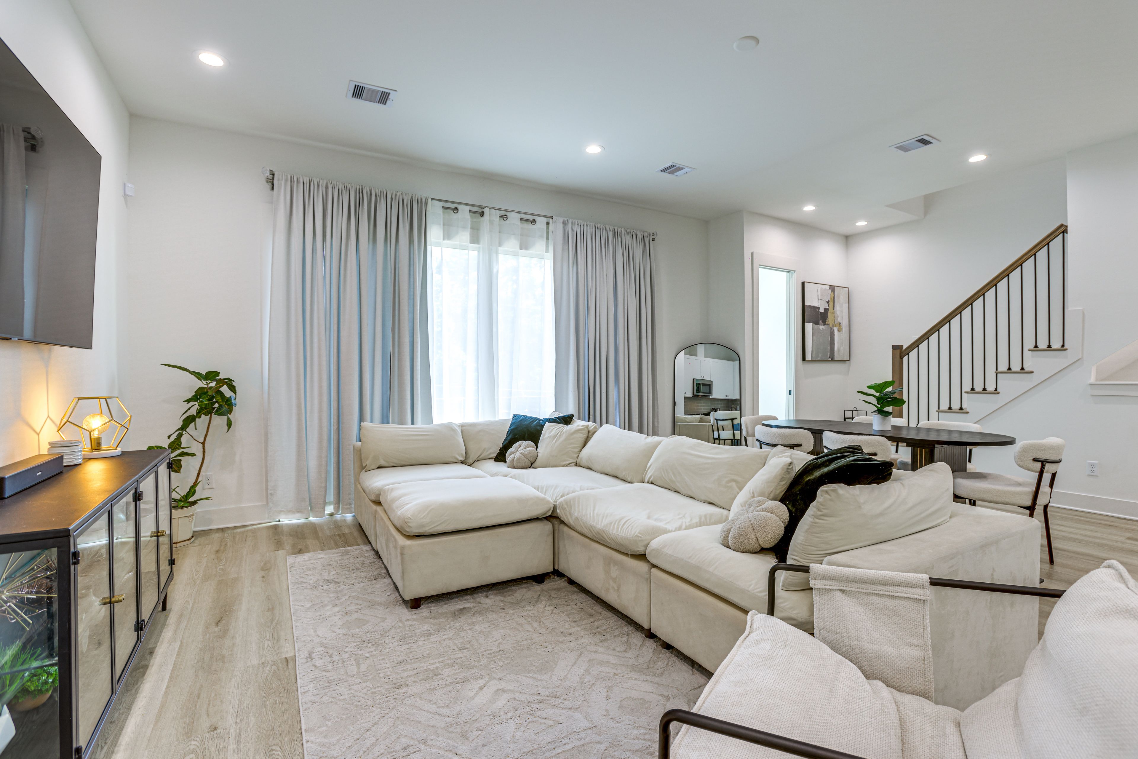 Living Room | 2nd Floor | Free WiFi | Interior Stairs Required