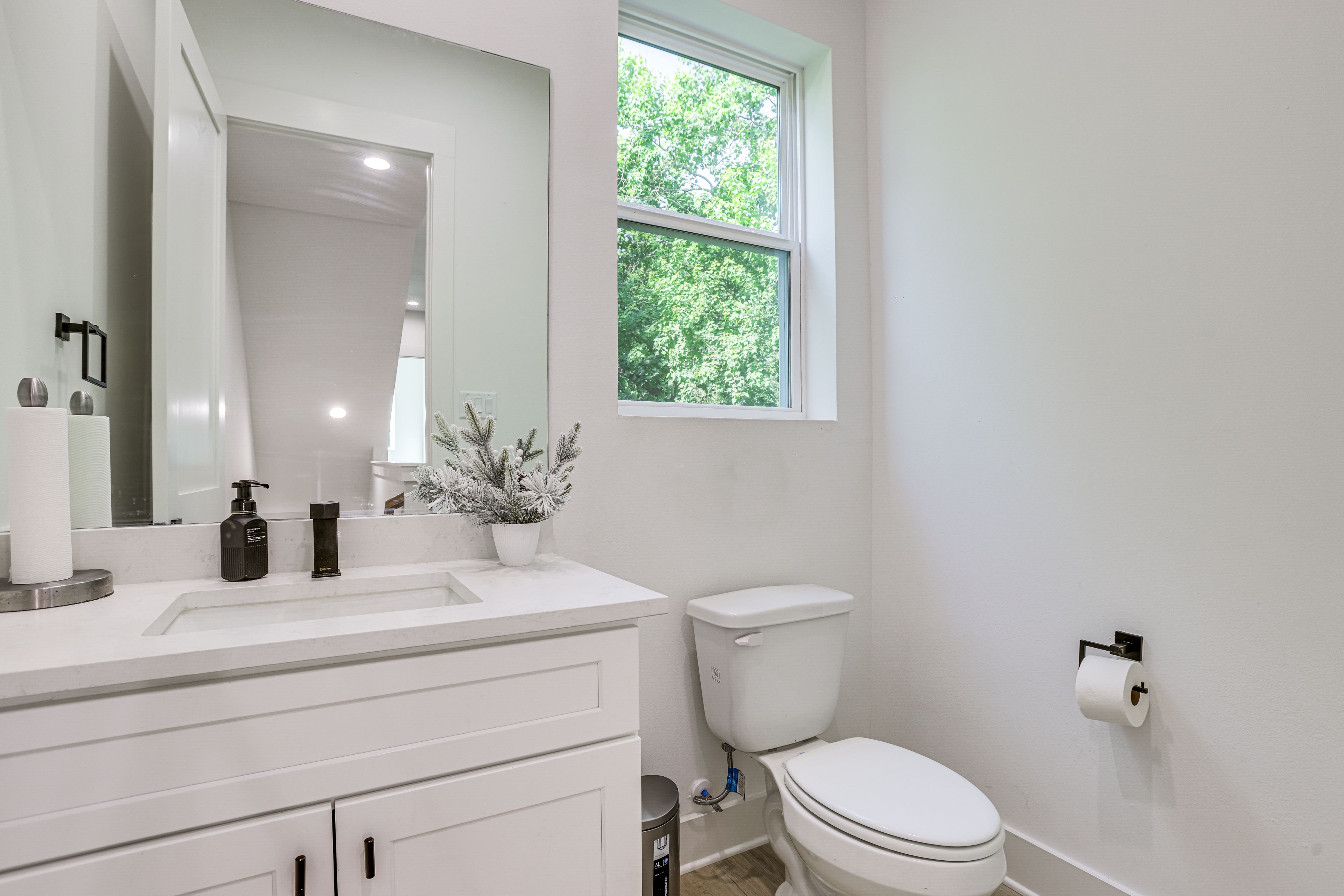Half Bathroom | 2nd Floor | Towels Provided