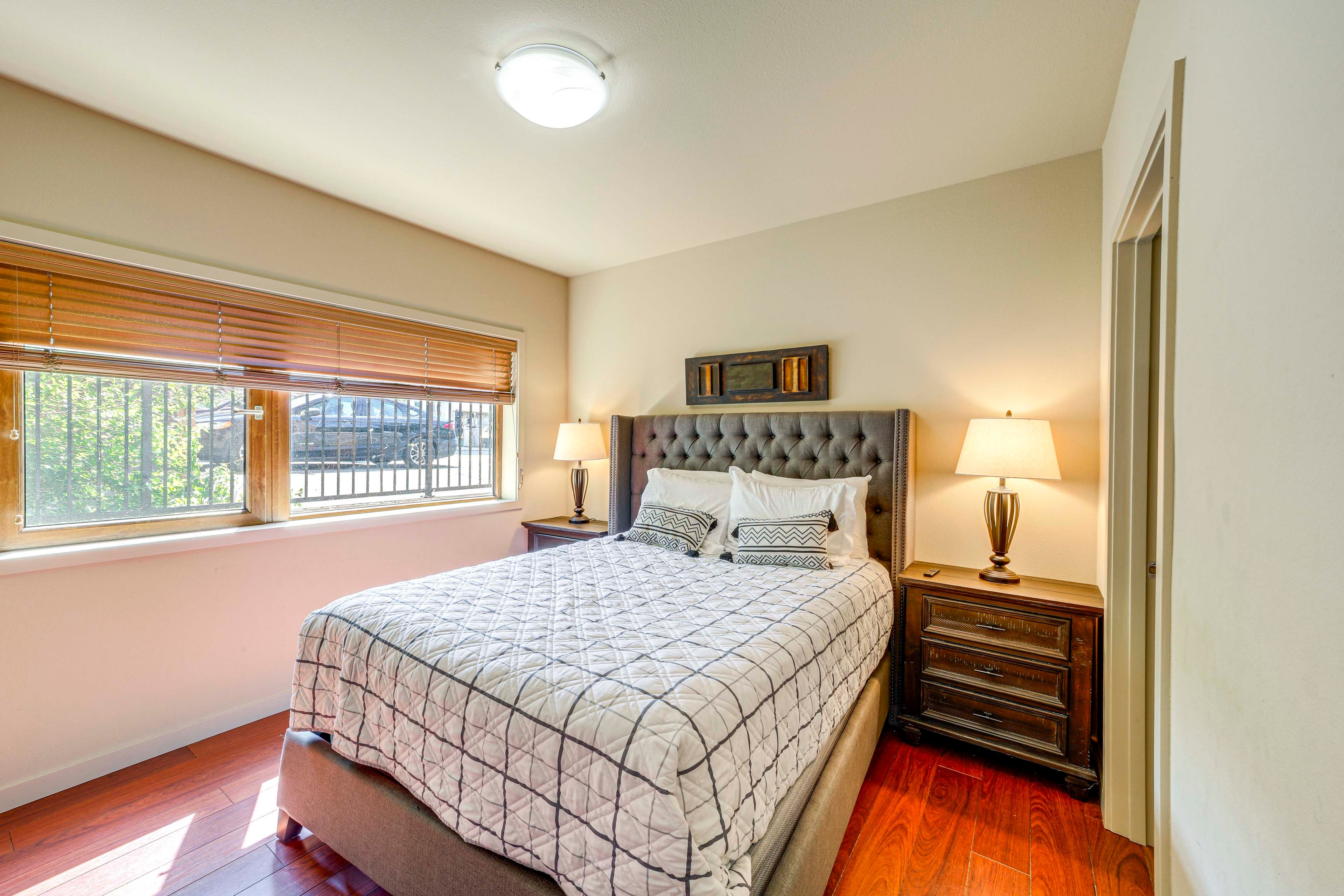 Bedroom 1 | Queen Bed