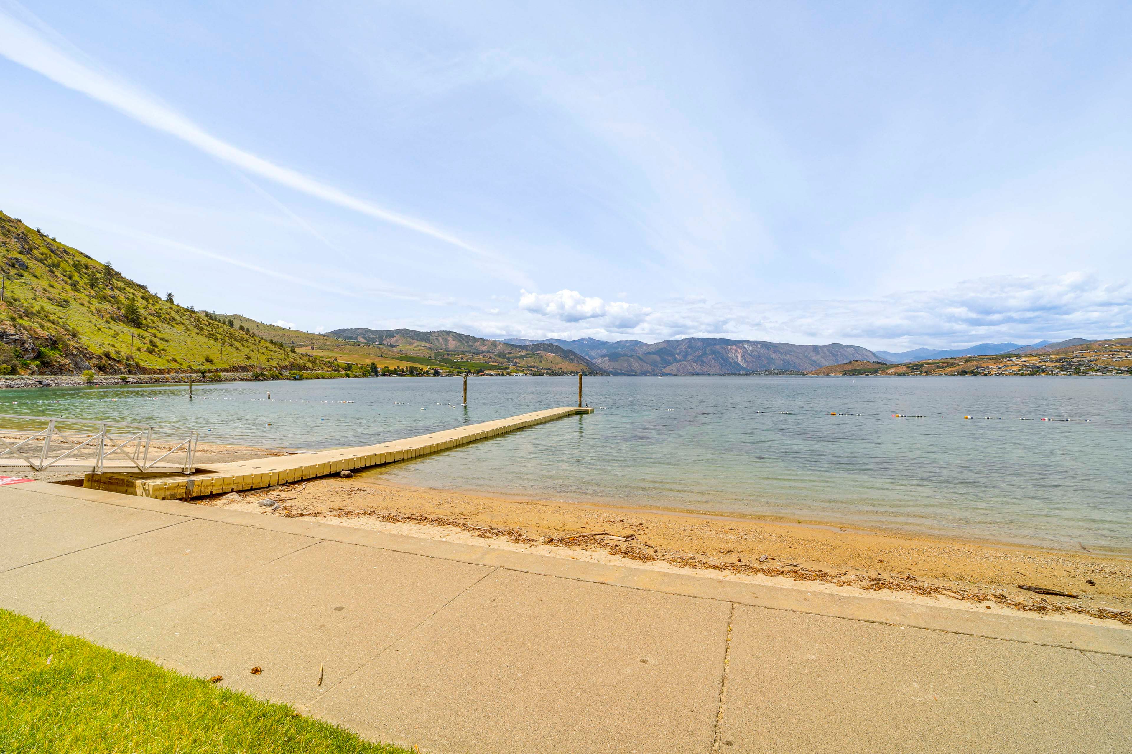 Chelan Resort Suites | Lakeside Park & Beach