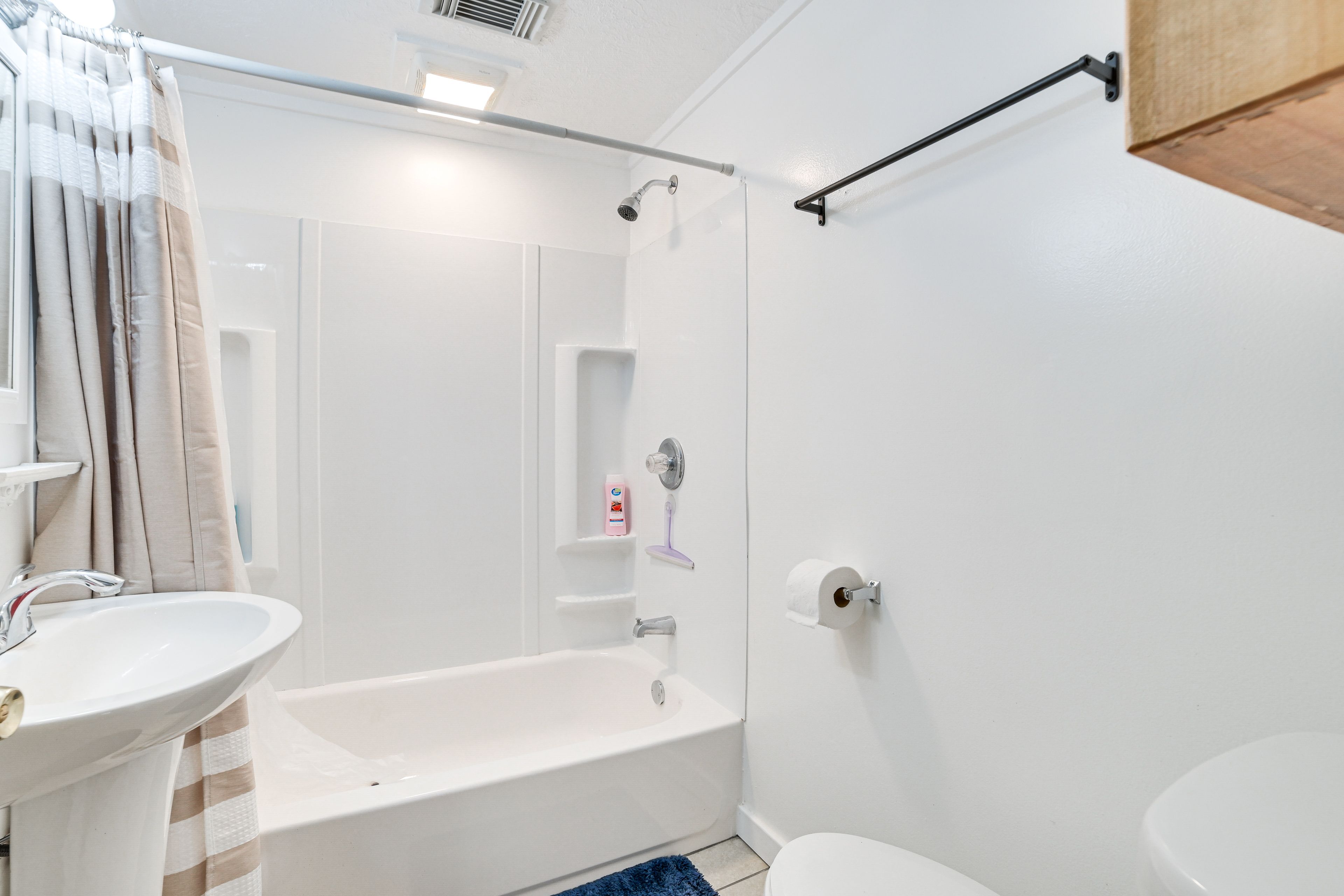 Full Bathroom | Towels Provided | Hair Dryer