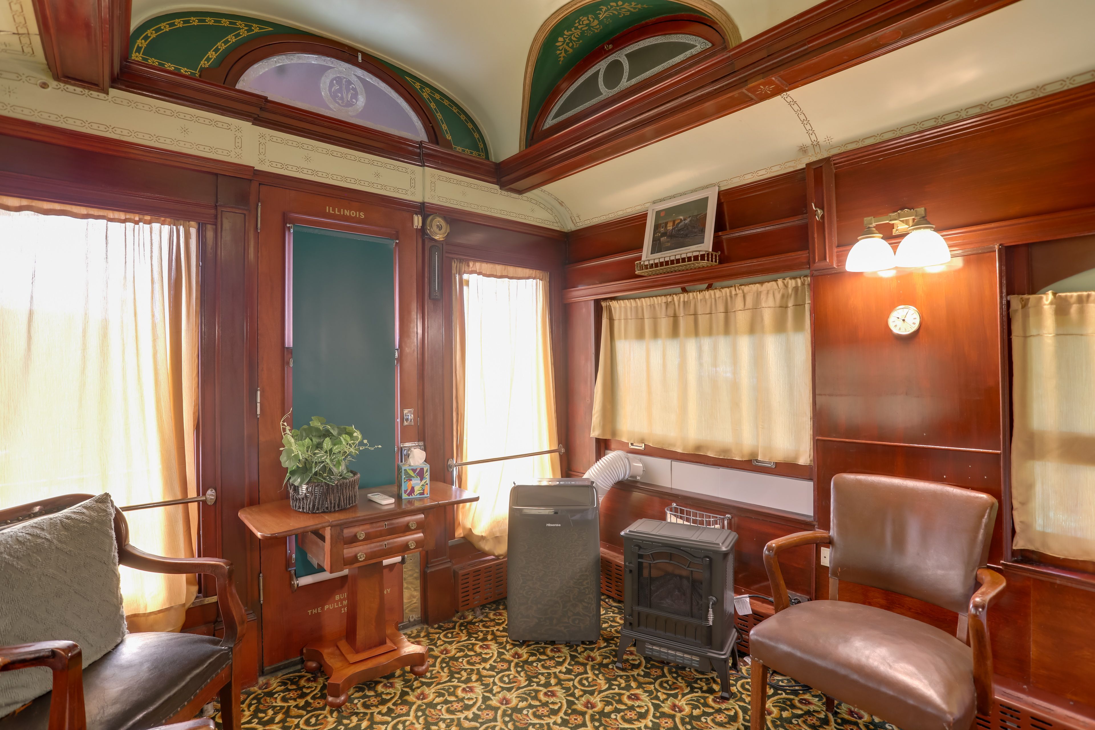 Sitting Area | Twin Bed