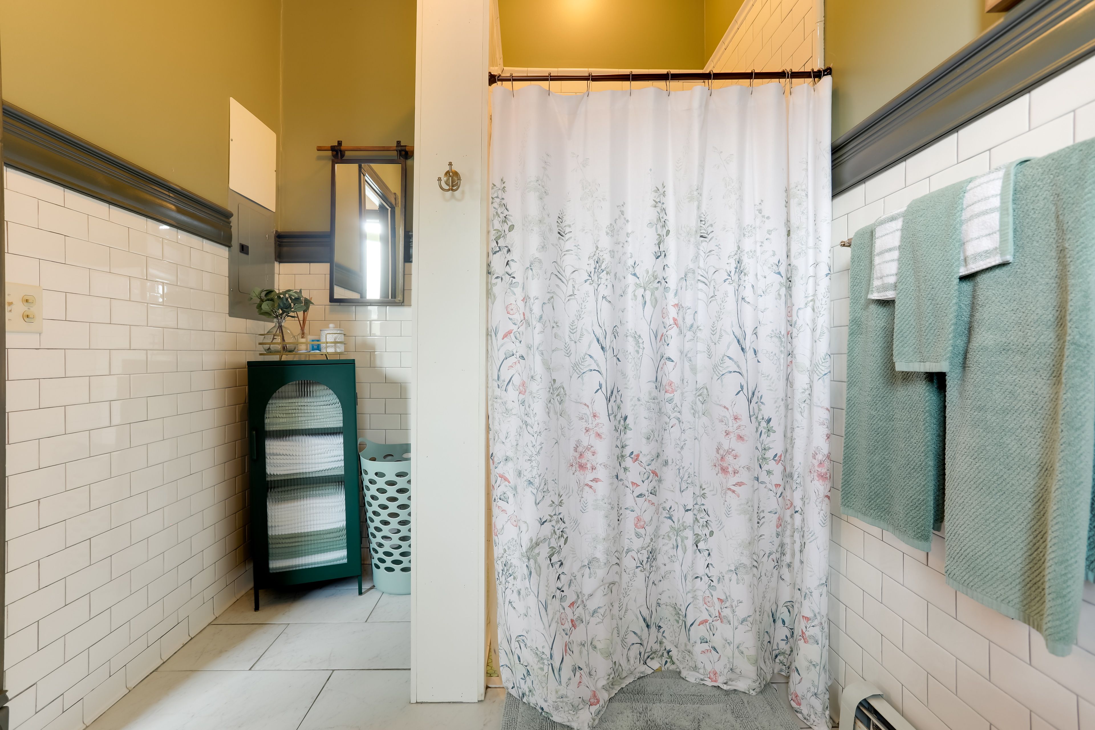 Full Bathroom | Towels Provided