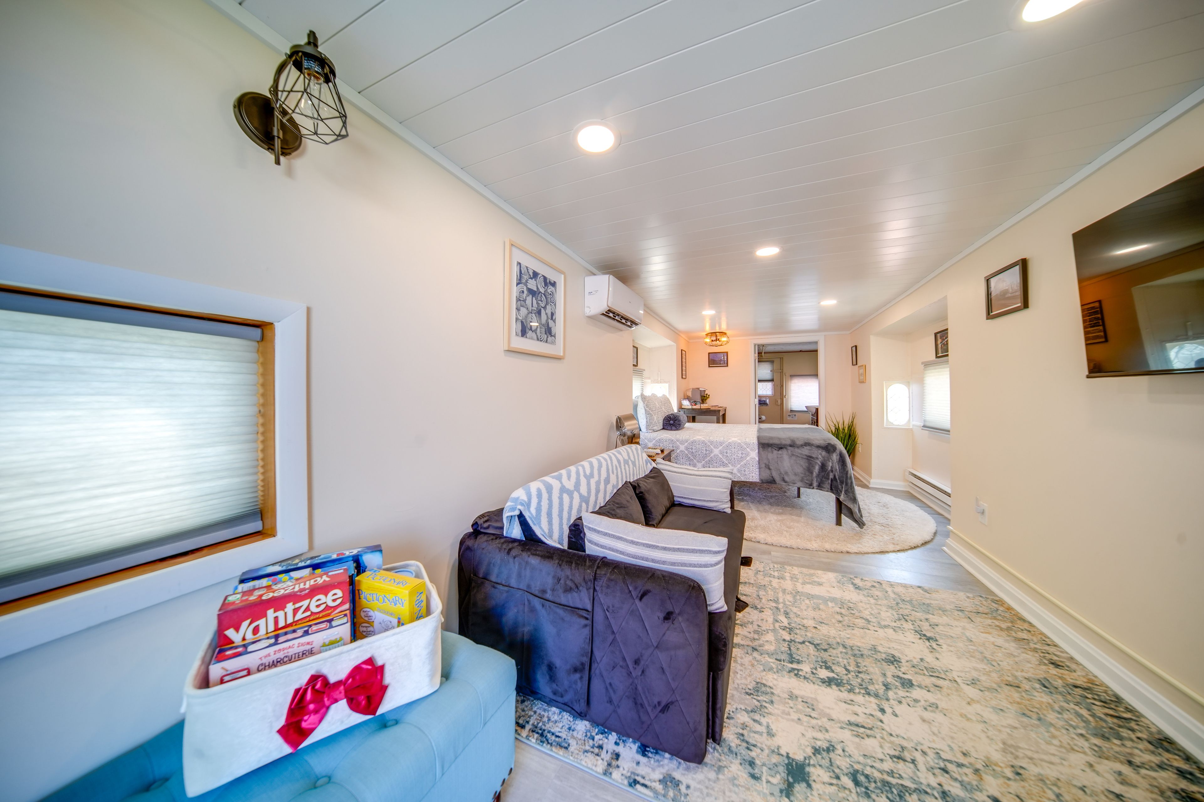 Studio | Full Futon | Queen Bed | Smart TV | Free WiFi