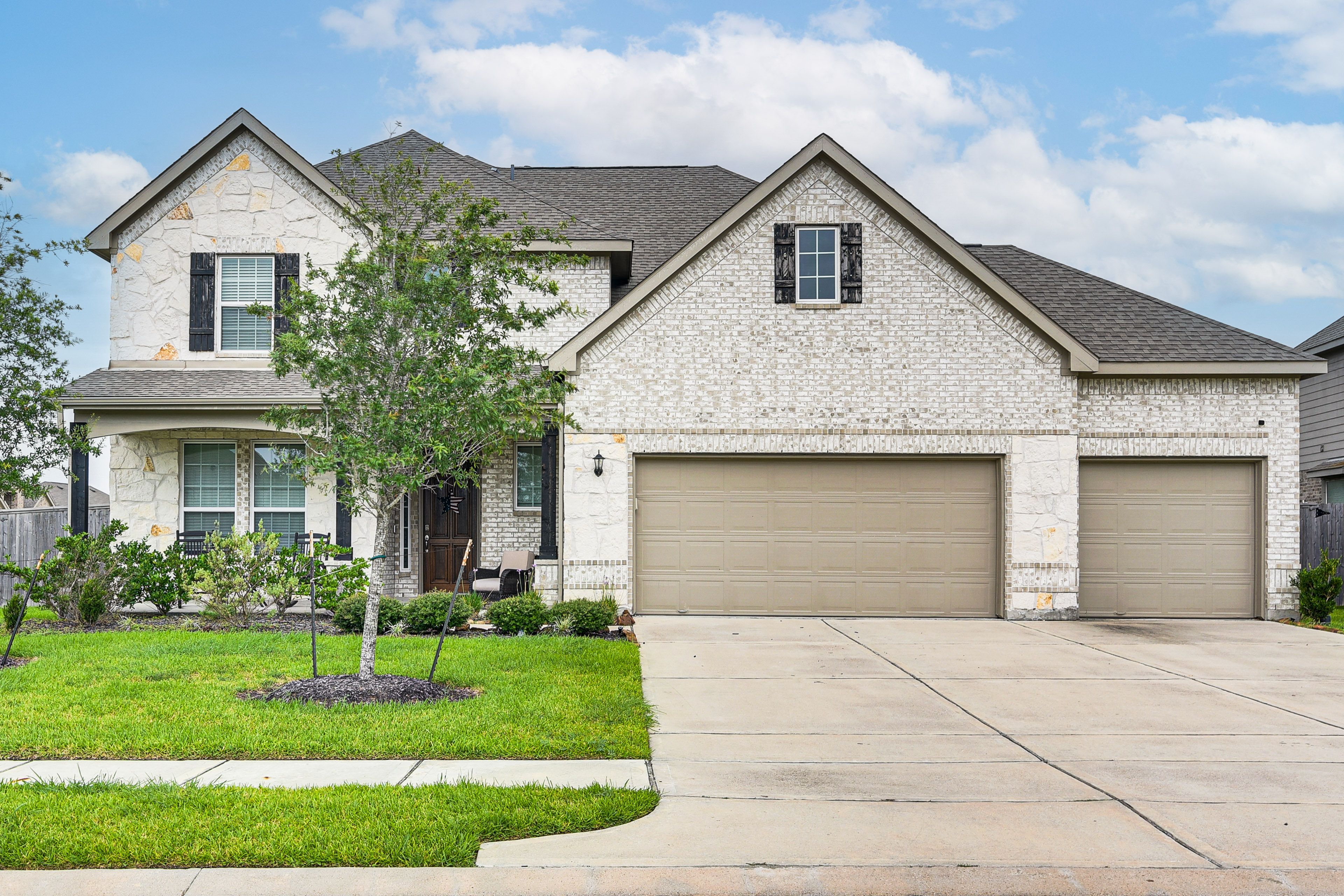 House Exterior | Driveway (4 Vehicles) | No Garage Access