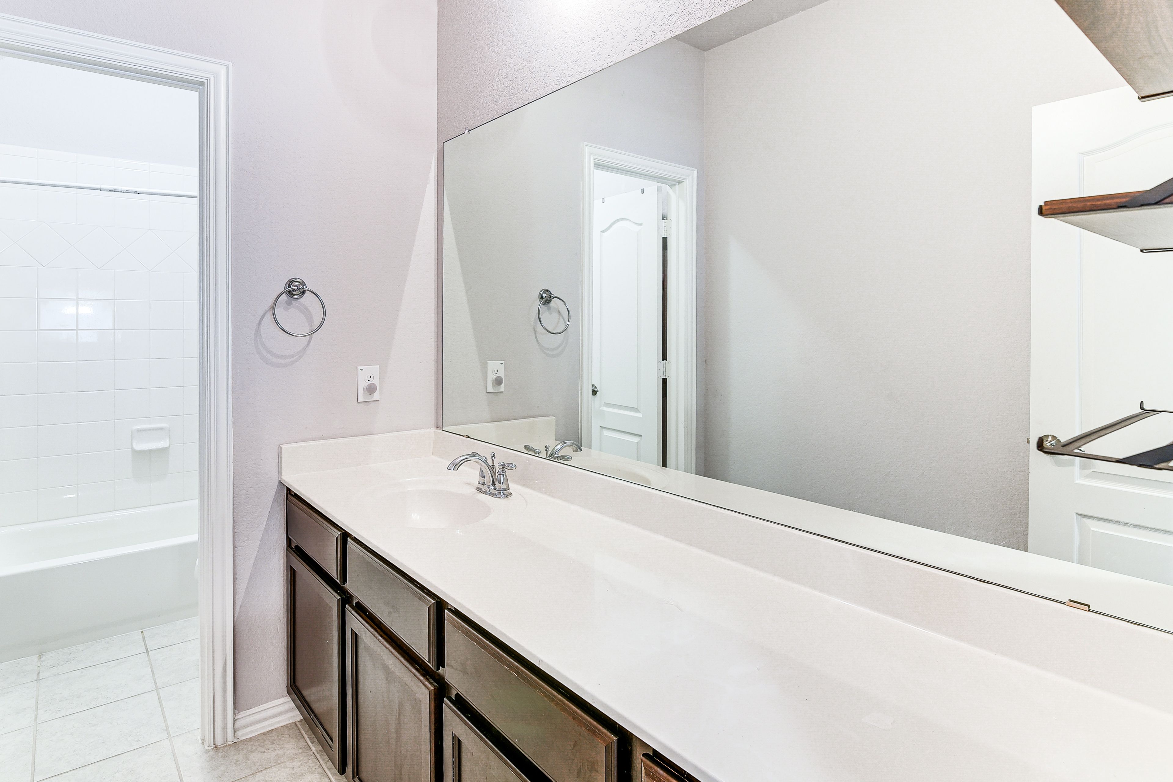Bathroom | Bathtub/Shower | 2nd Floor