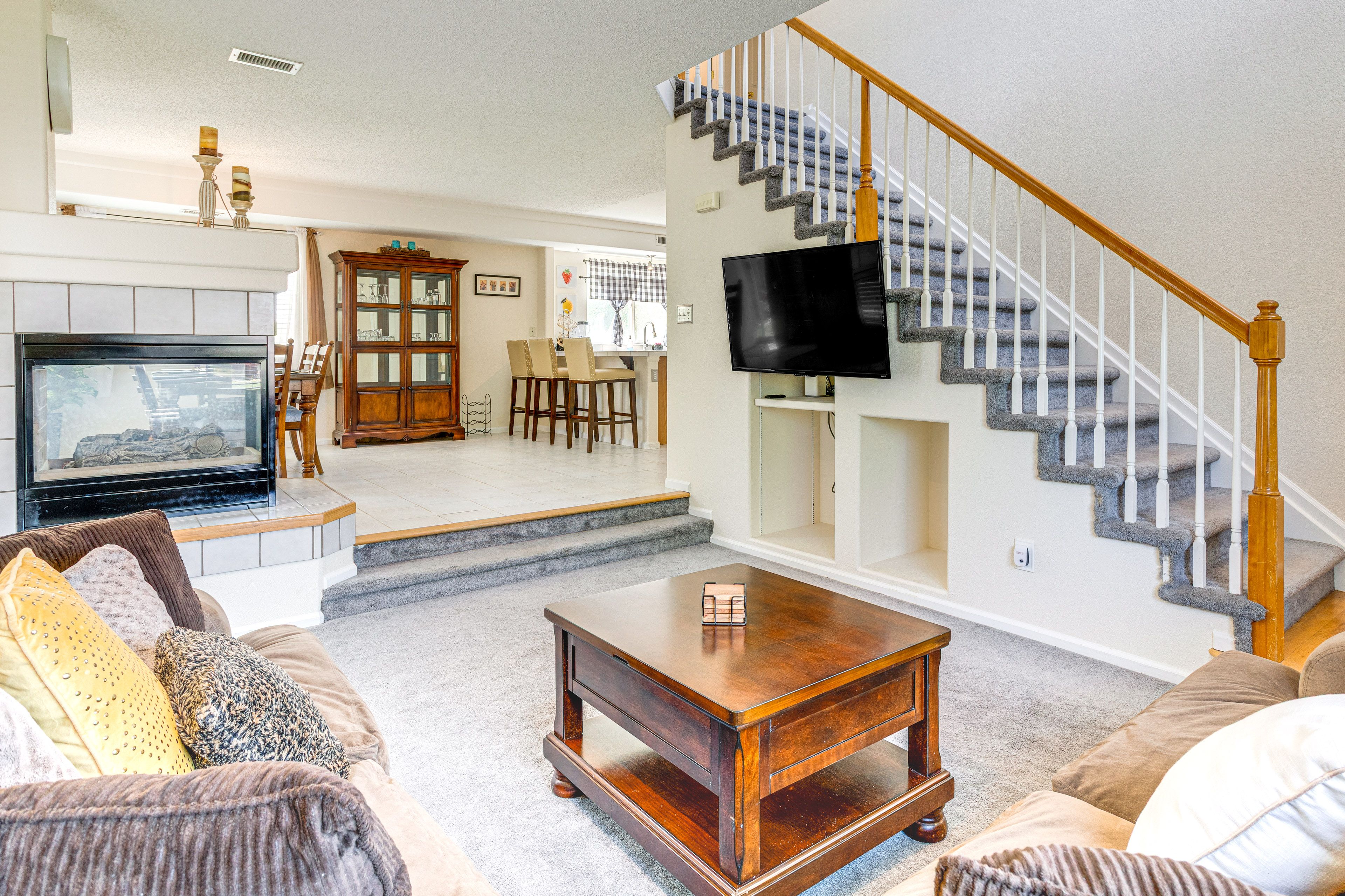 Living Room | 1st Floor | Smart TV | Central Heating & A/C | Free WiFi