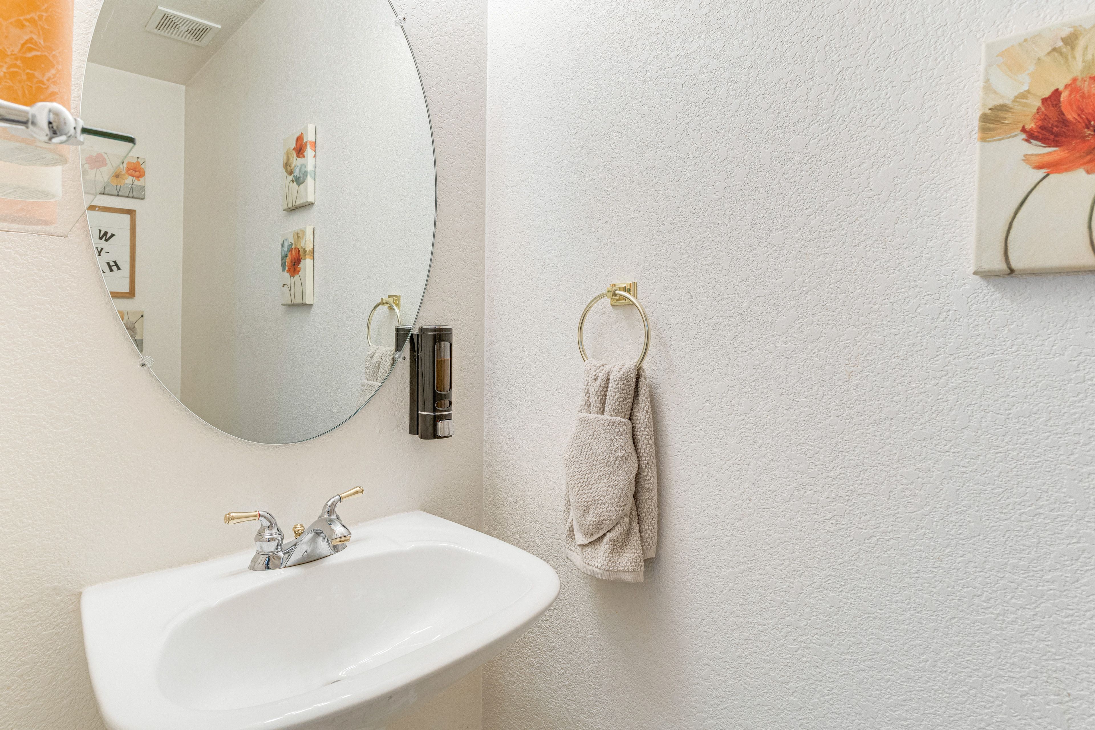 Half Bathroom | 1st Floor | Complimentary Toiletries | Towels Provided