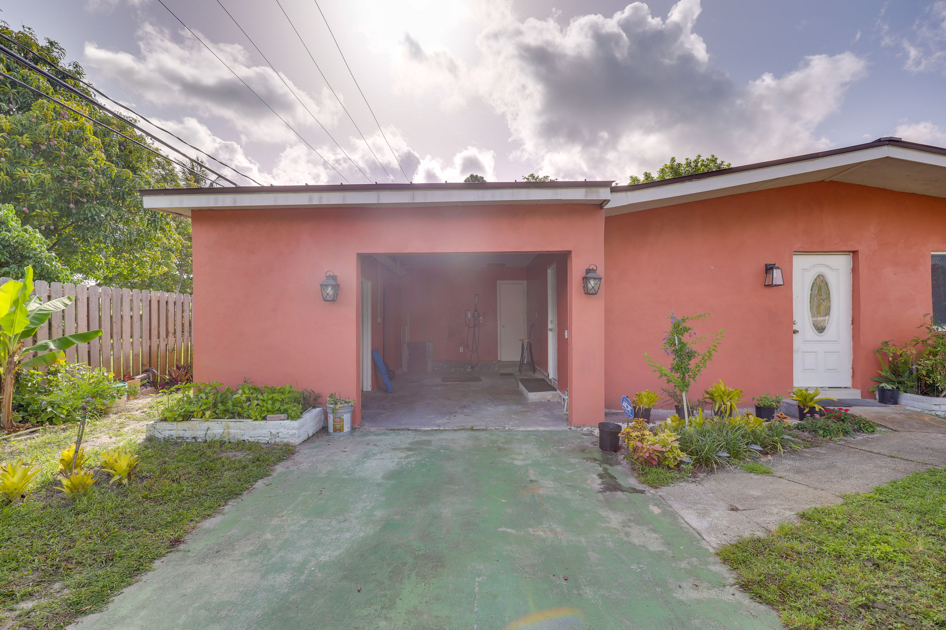 Parking | Carport (1 Vehicle) | Driveway (1 Vehicle)