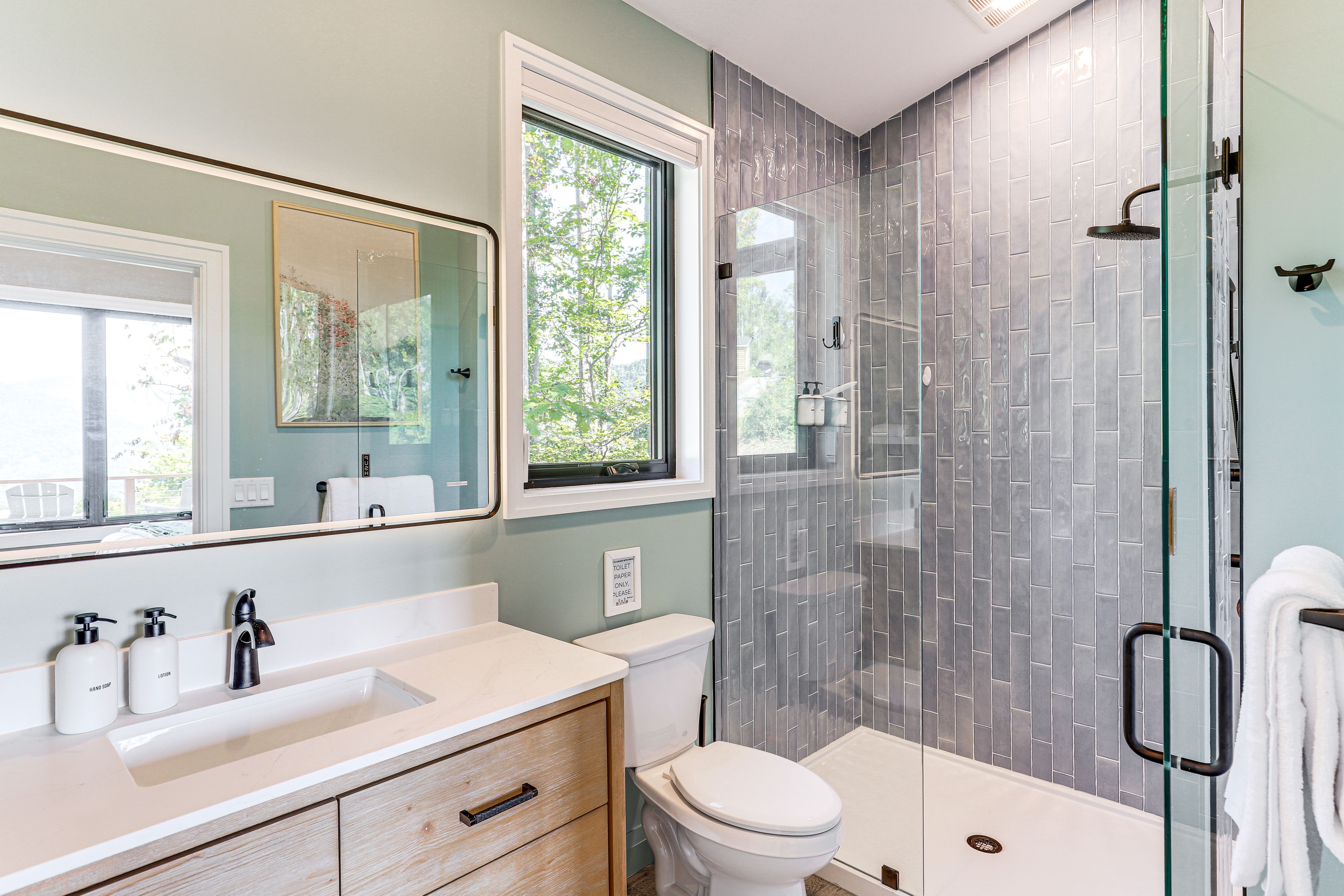 Full Bathroom | Towels Provided