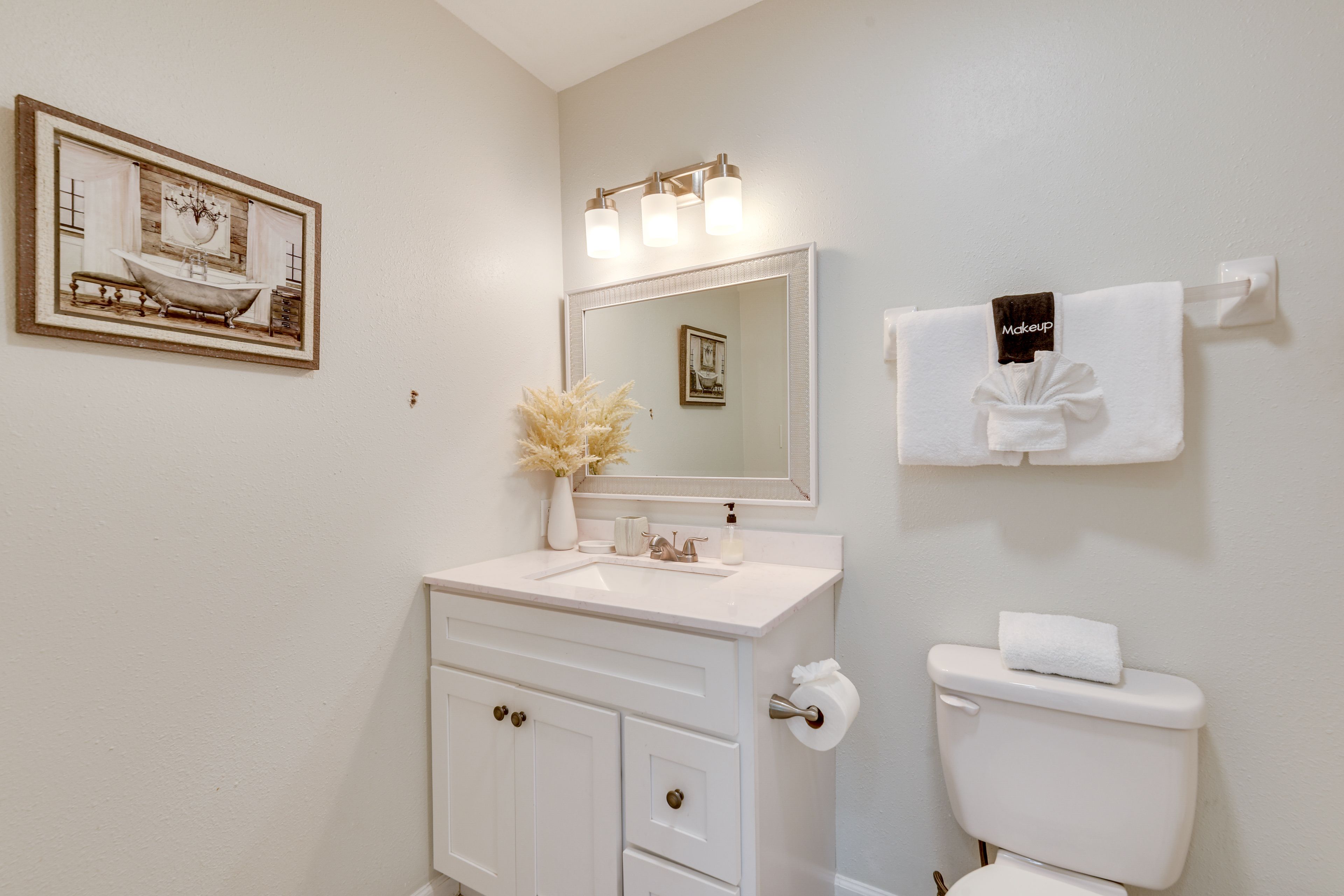 Full Bathroom | Towels Provided