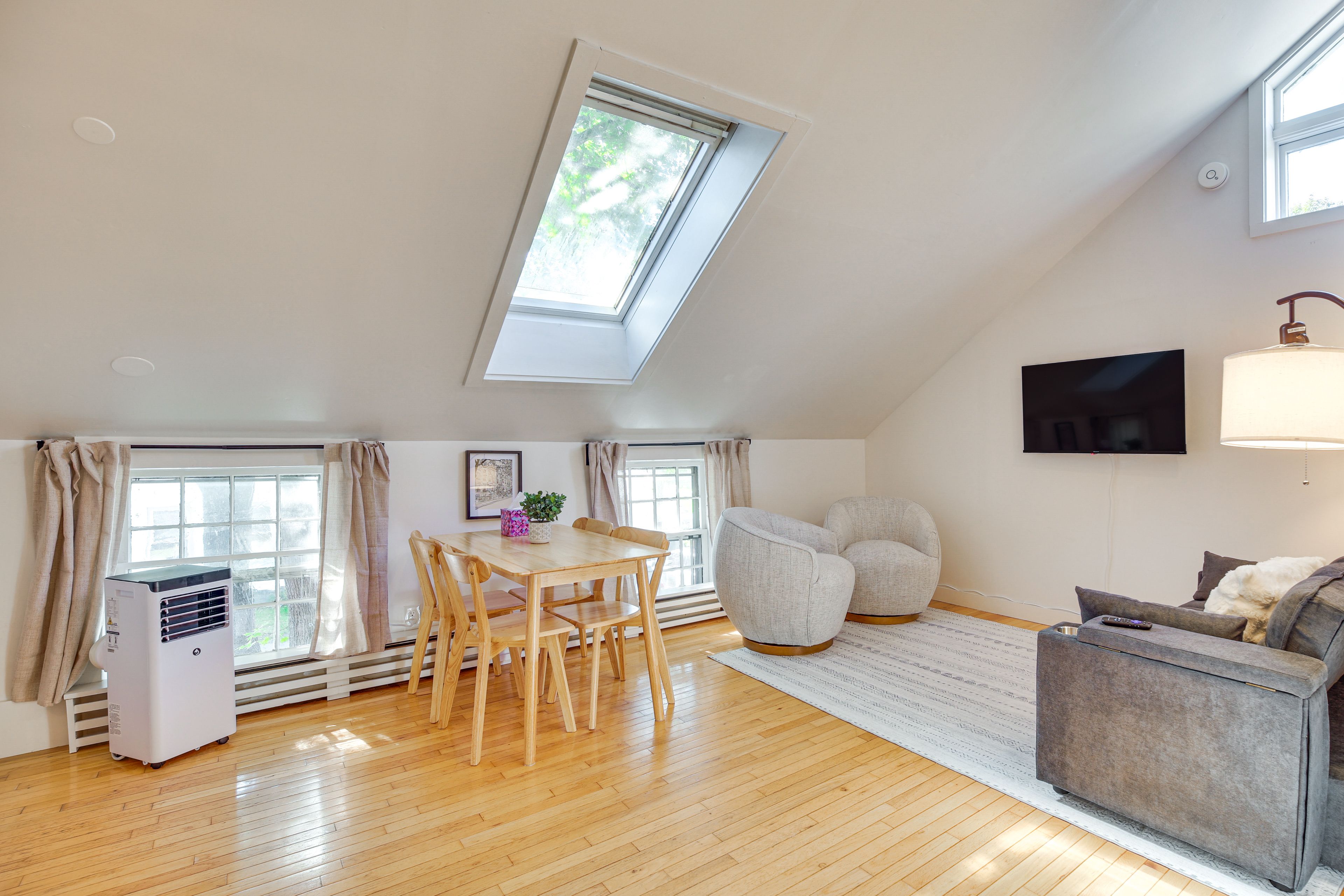 Living Area | Dining Table