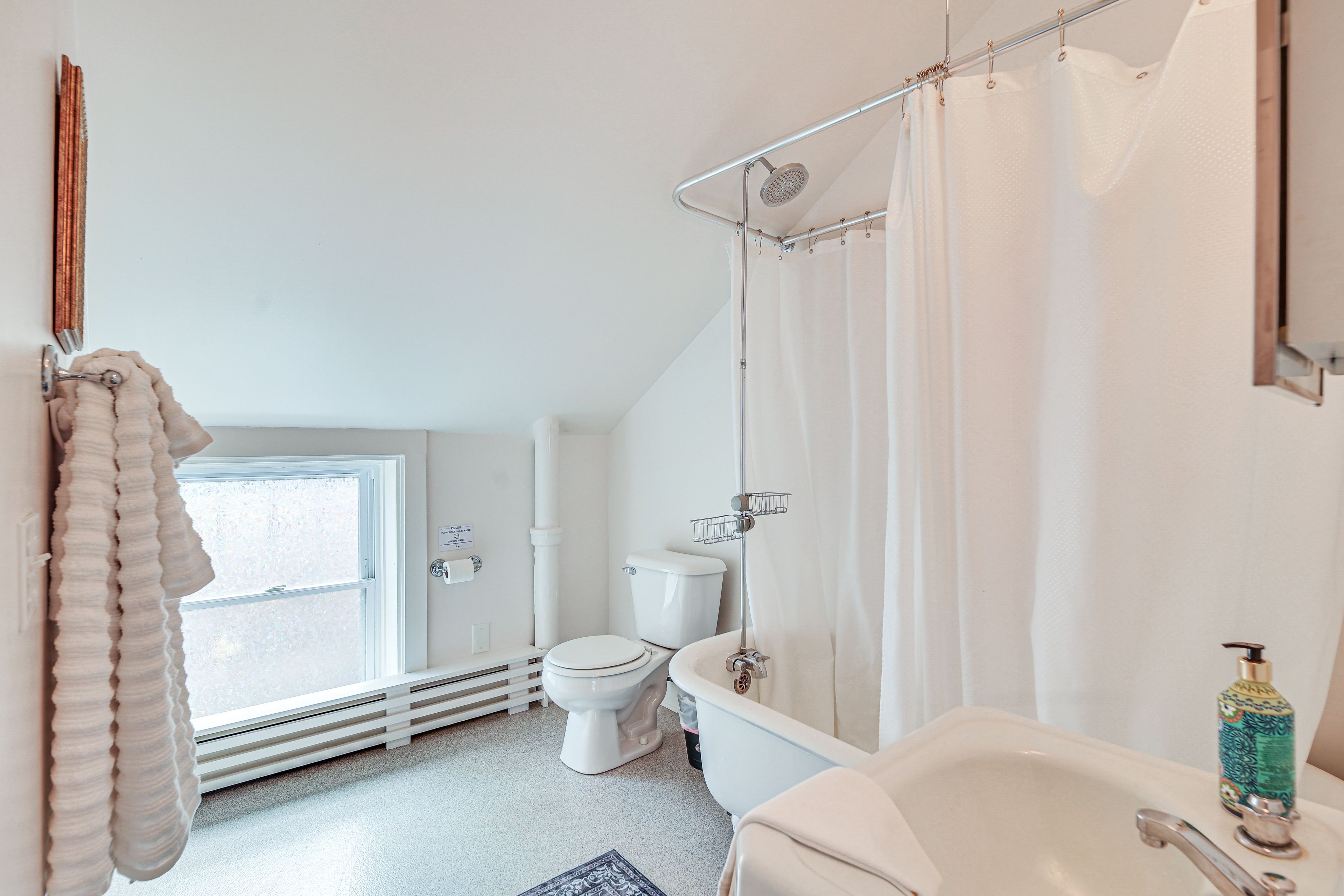 Full Bathroom | Towels Provided