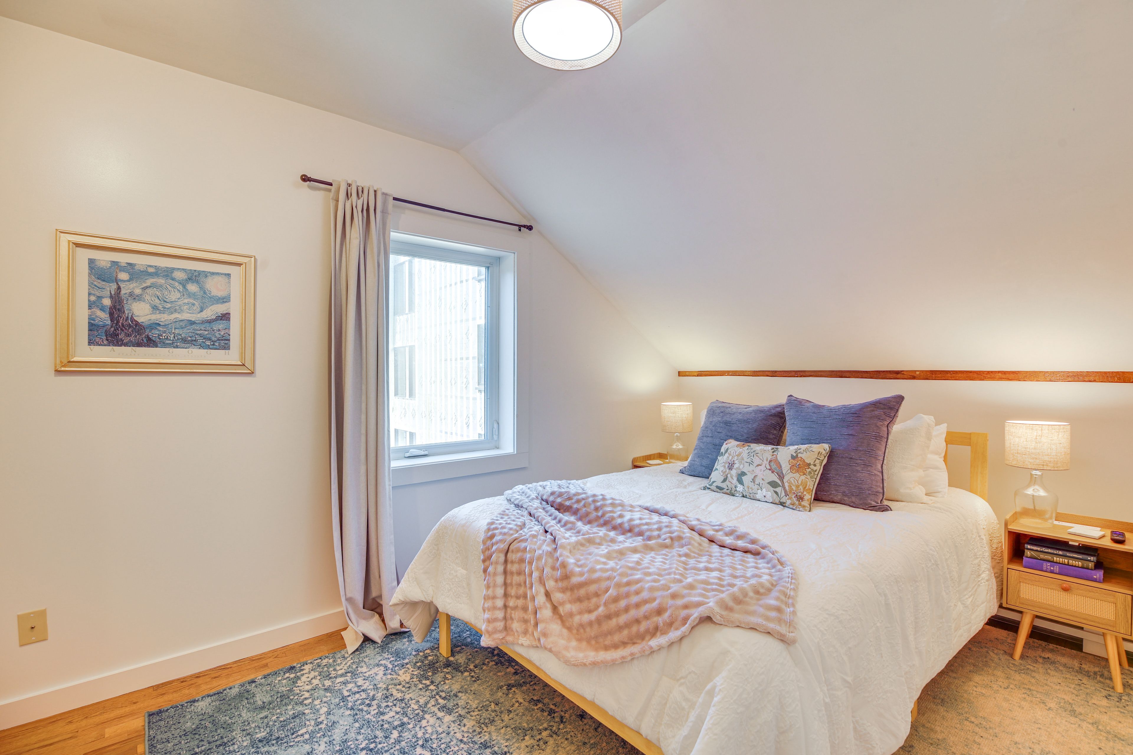 Bedroom | Queen Bed | Smart TV