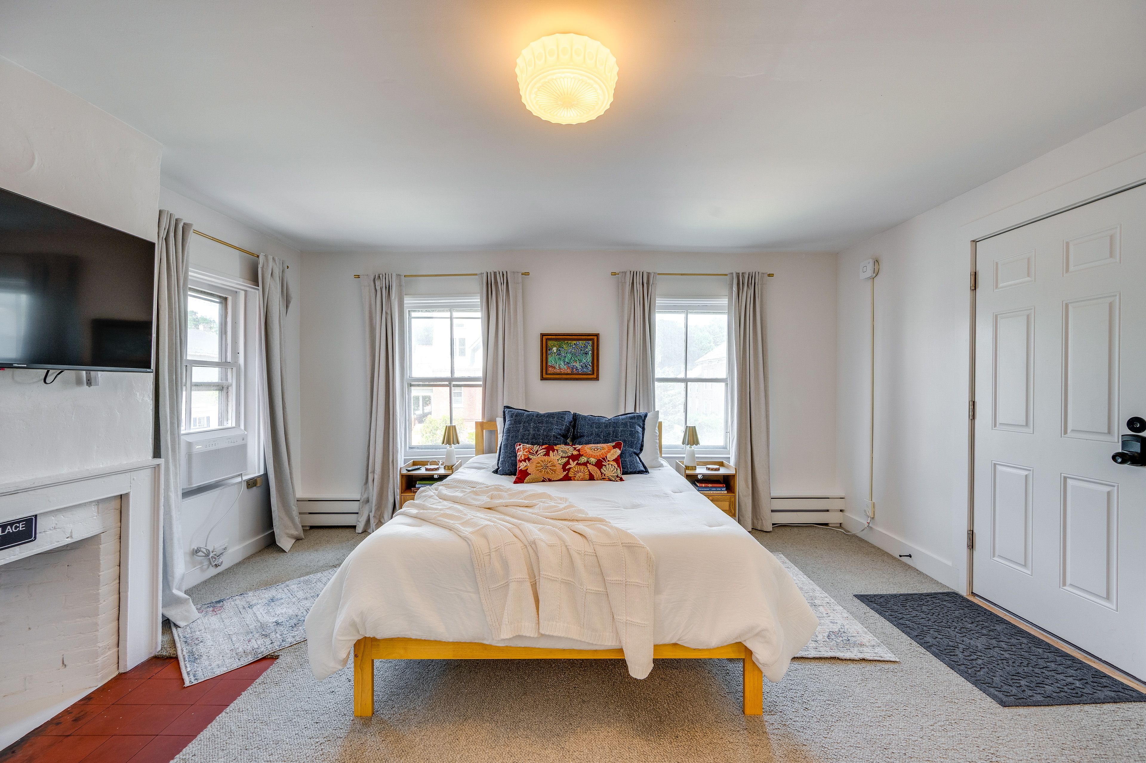 Studio Interior | Queen Bed | Free WiFi | Smart TV | Window A/C Unit