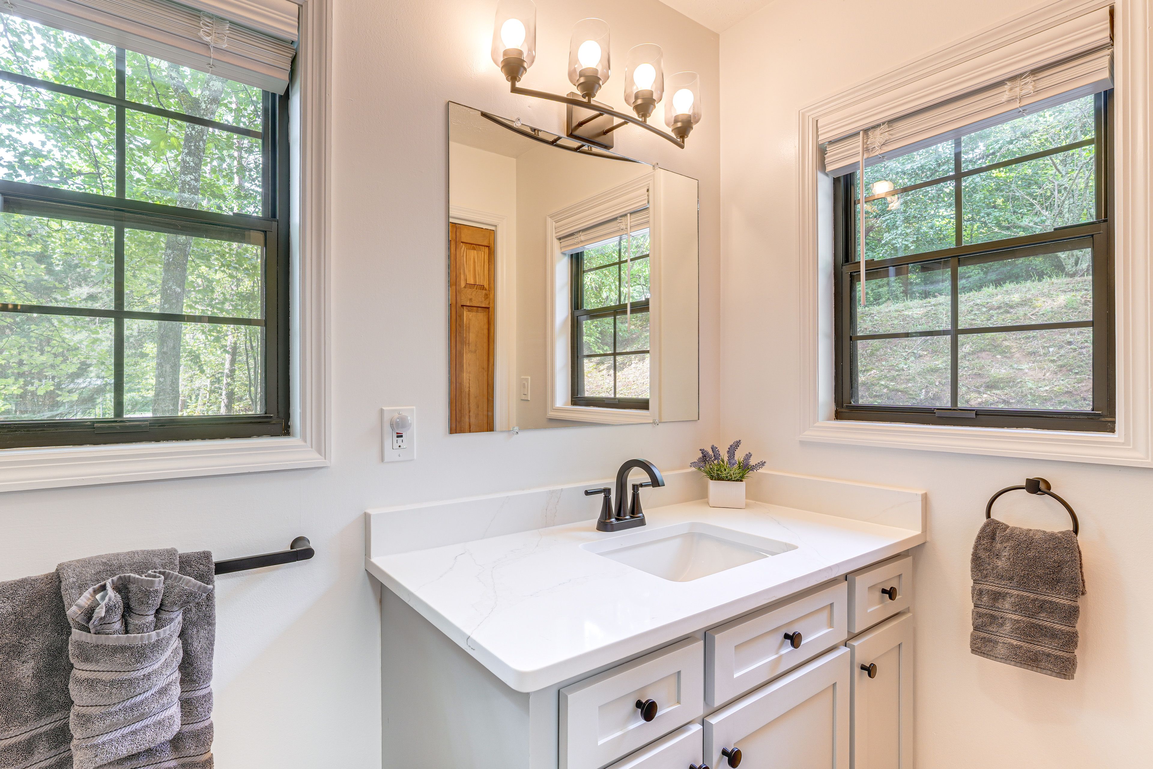 Full Bathroom | 1st Floor | Complimentary Toiletries | Towels Provided