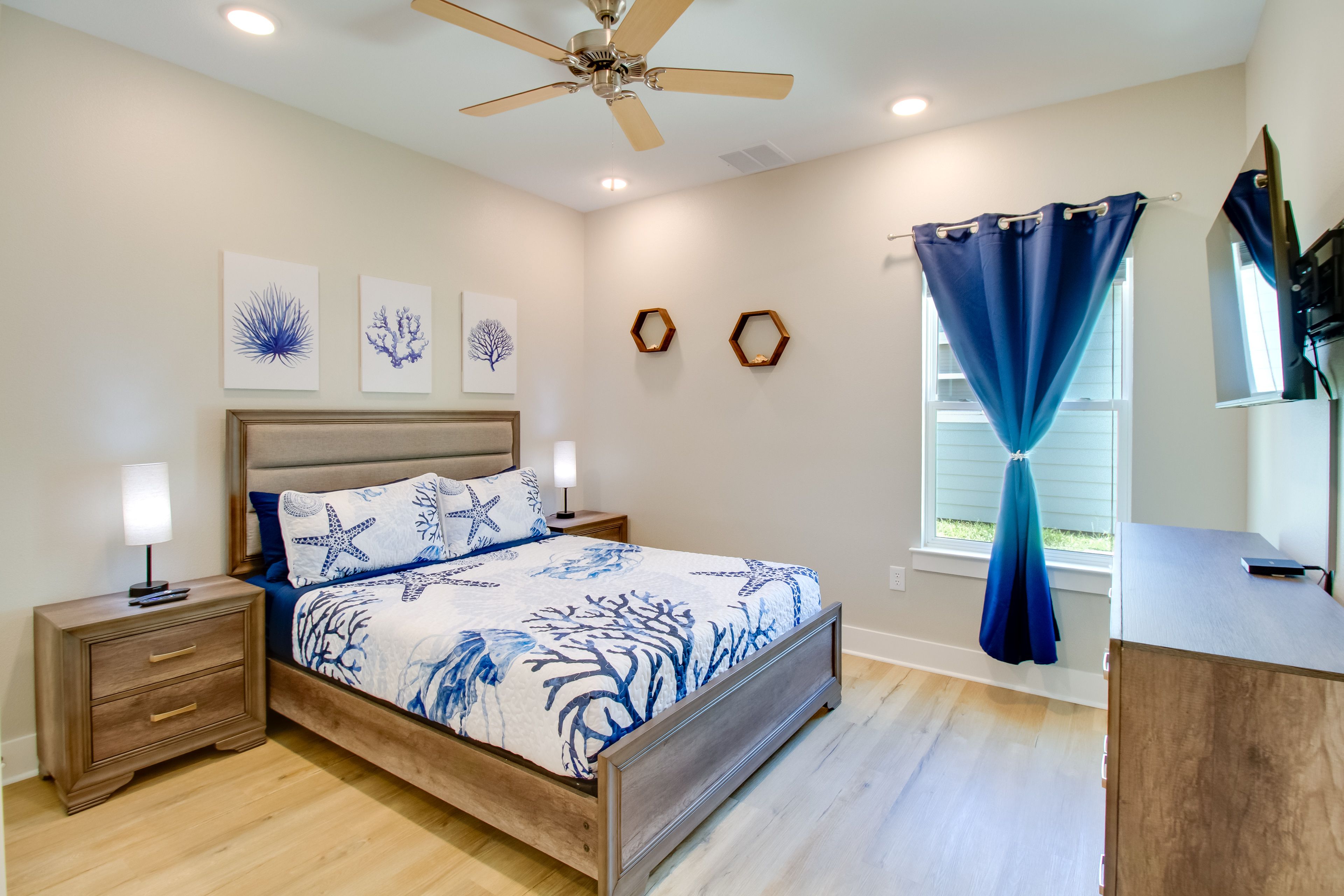 Bedroom | Queen Bed | Smart TV | Linens Provided