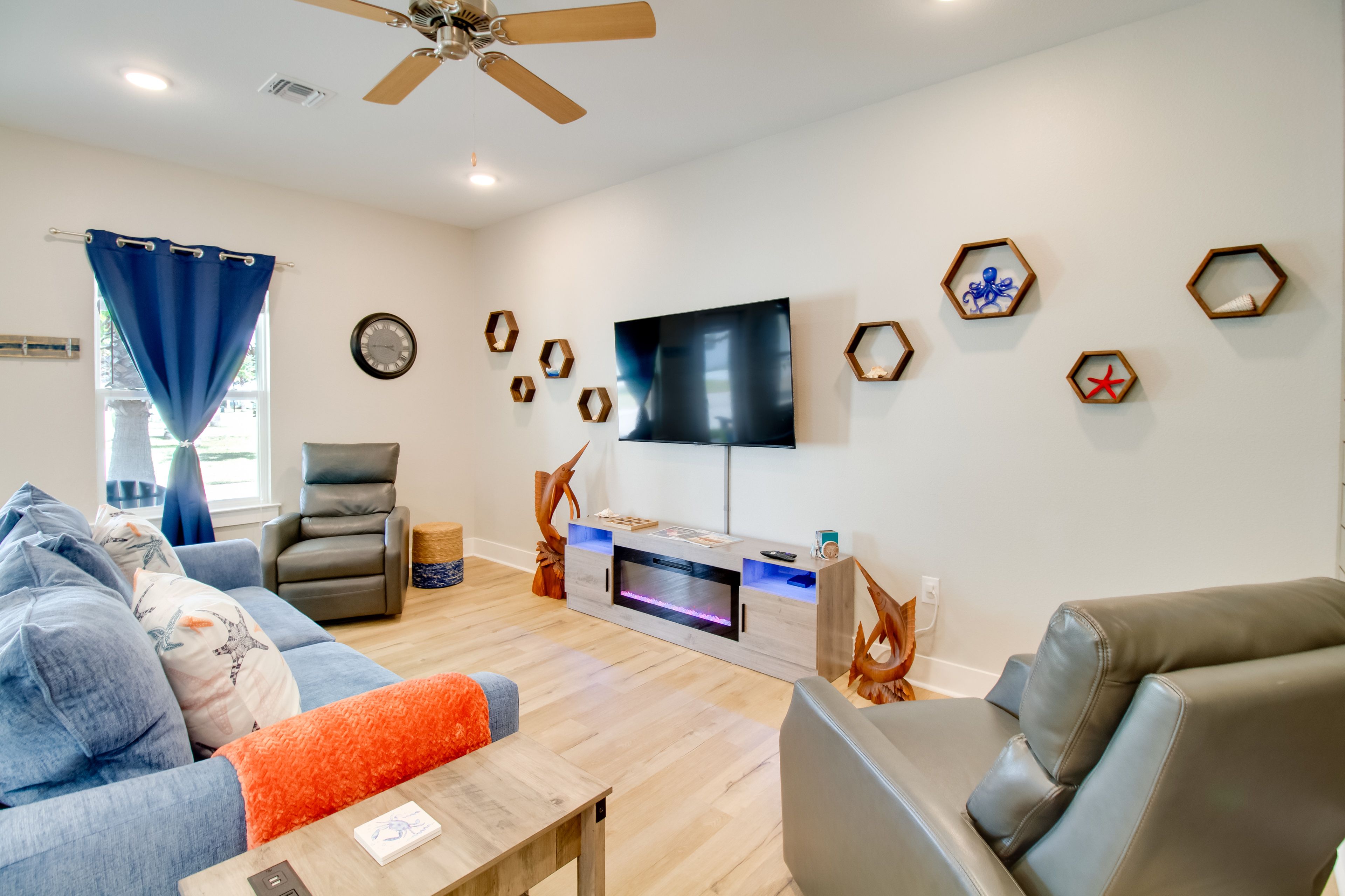 Living Room | Full Sleeper Sofa | Smart TV | Free WiFi | Electric Fireplace