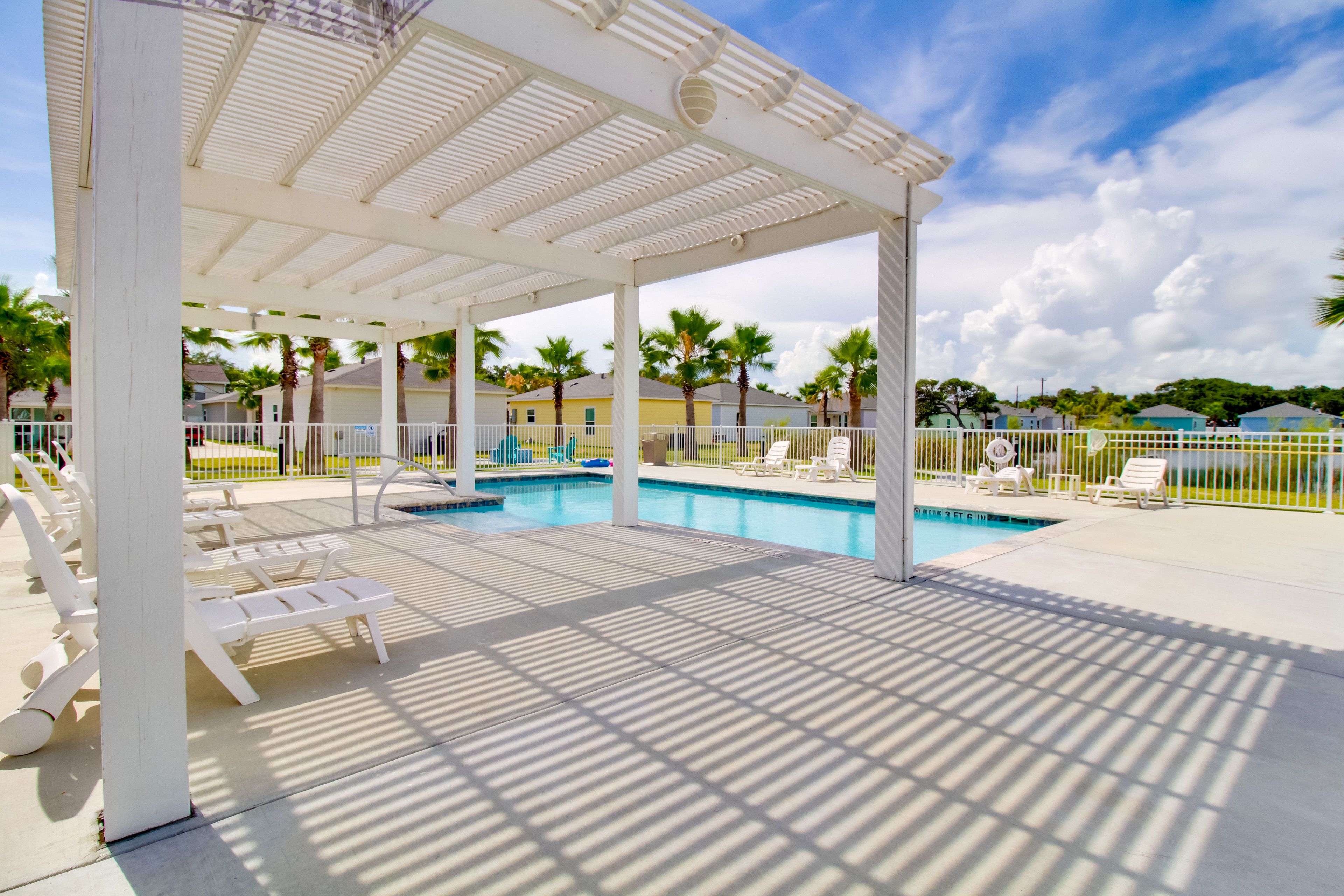 Community Amenities | Outdoor Pool