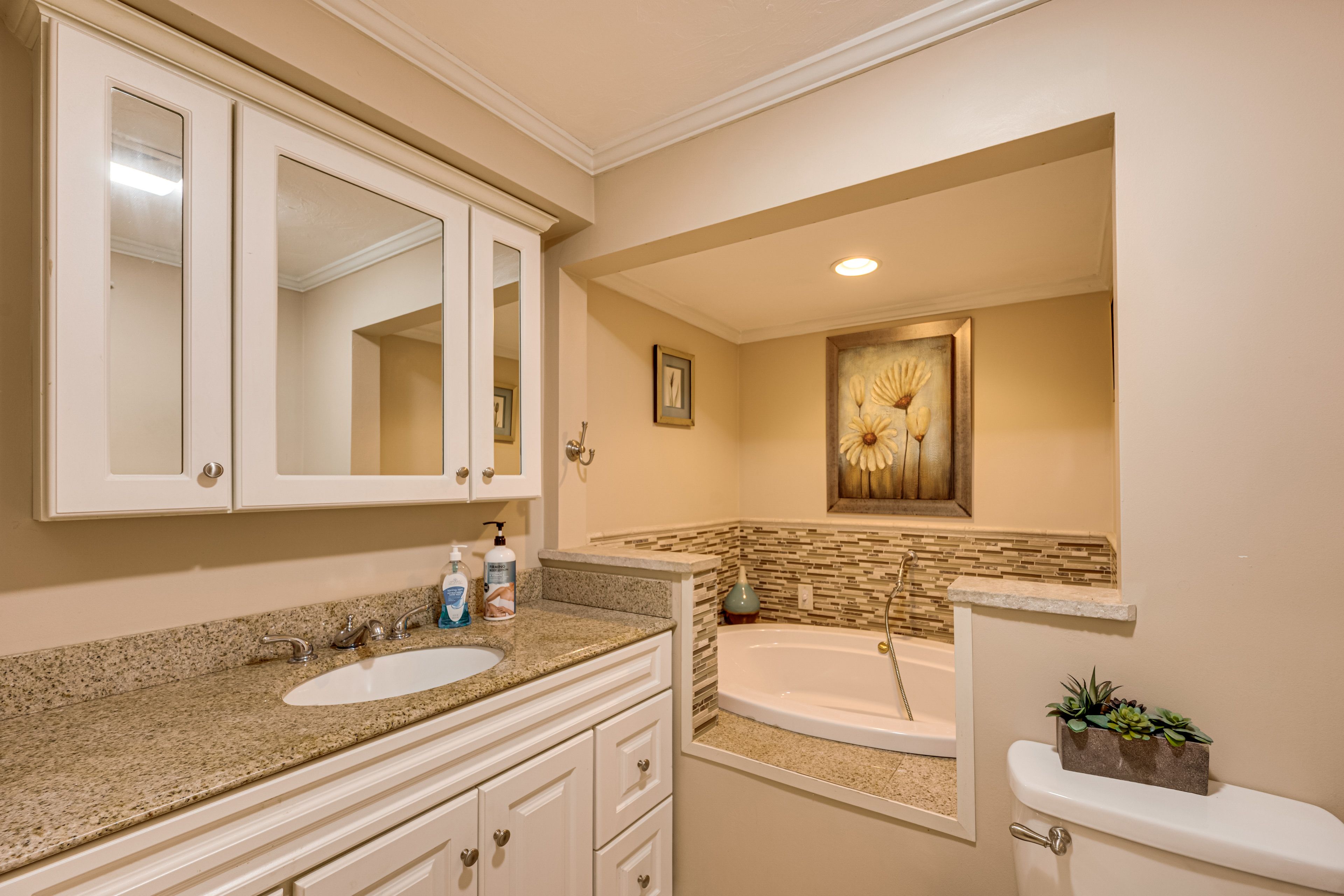 En-Suite Bathroom | Jetted Tub | Shower