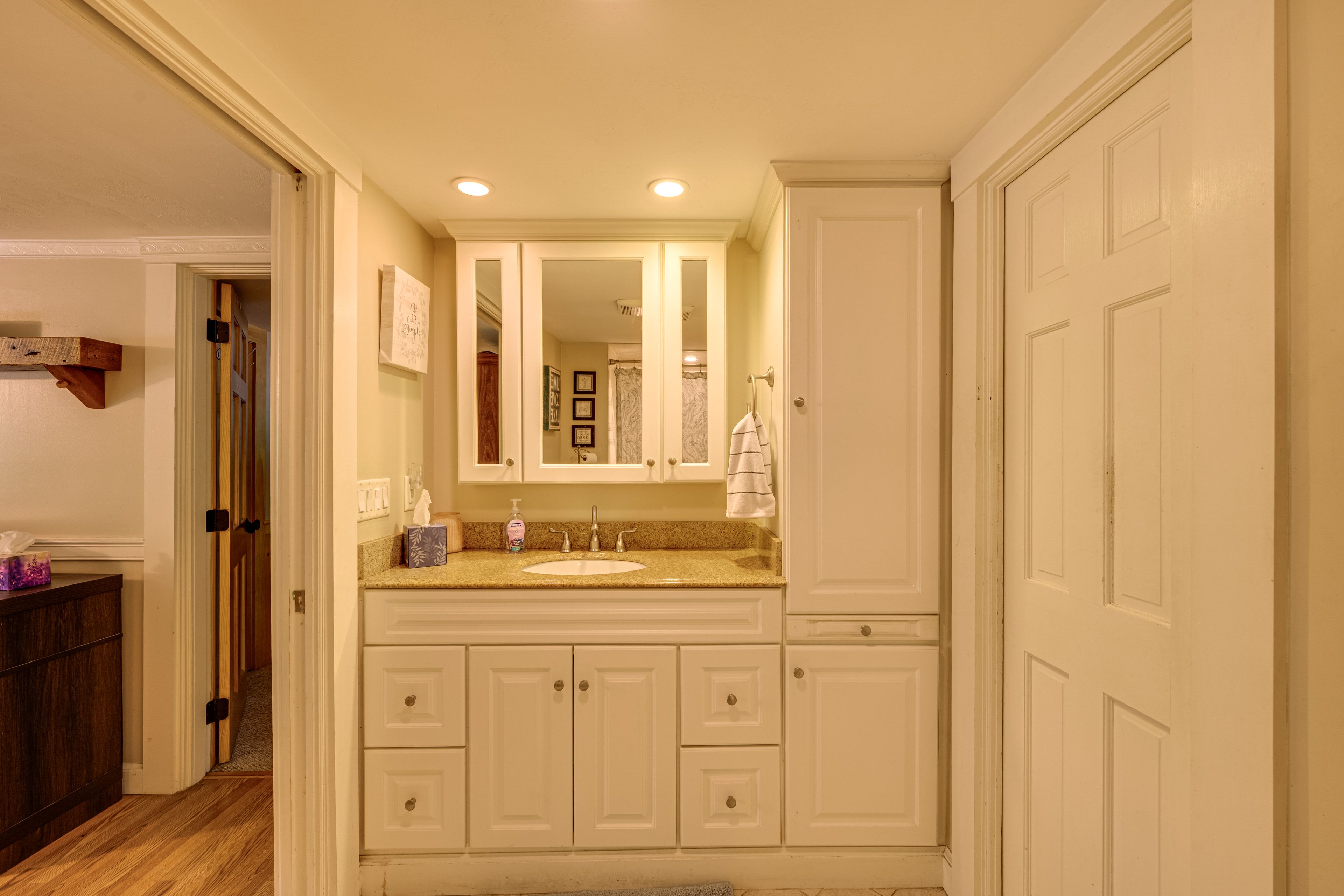 Full Bathroom | Towels Provided