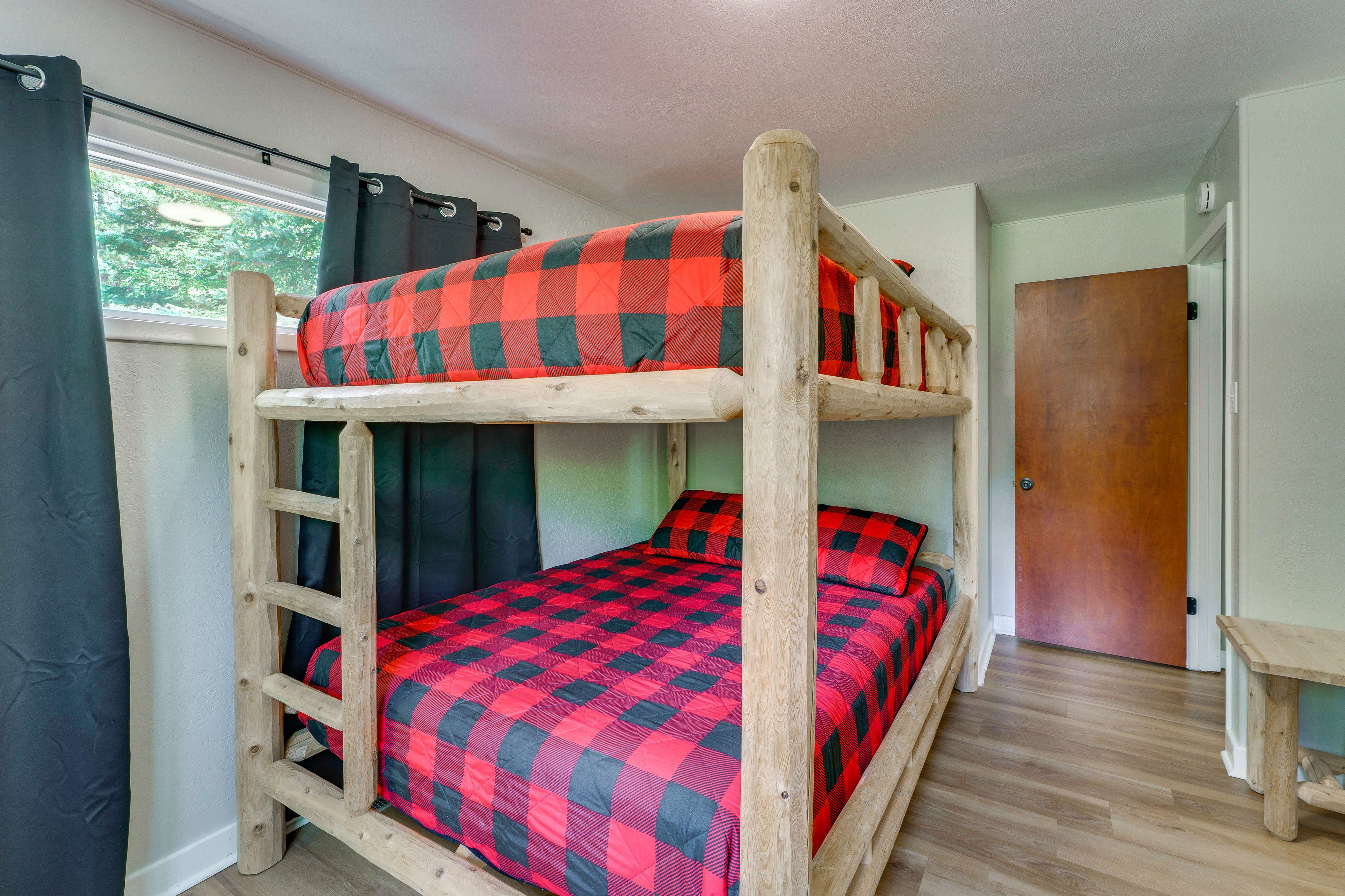 Bedroom 3 | Queen Bunk Bed | 1st Floor