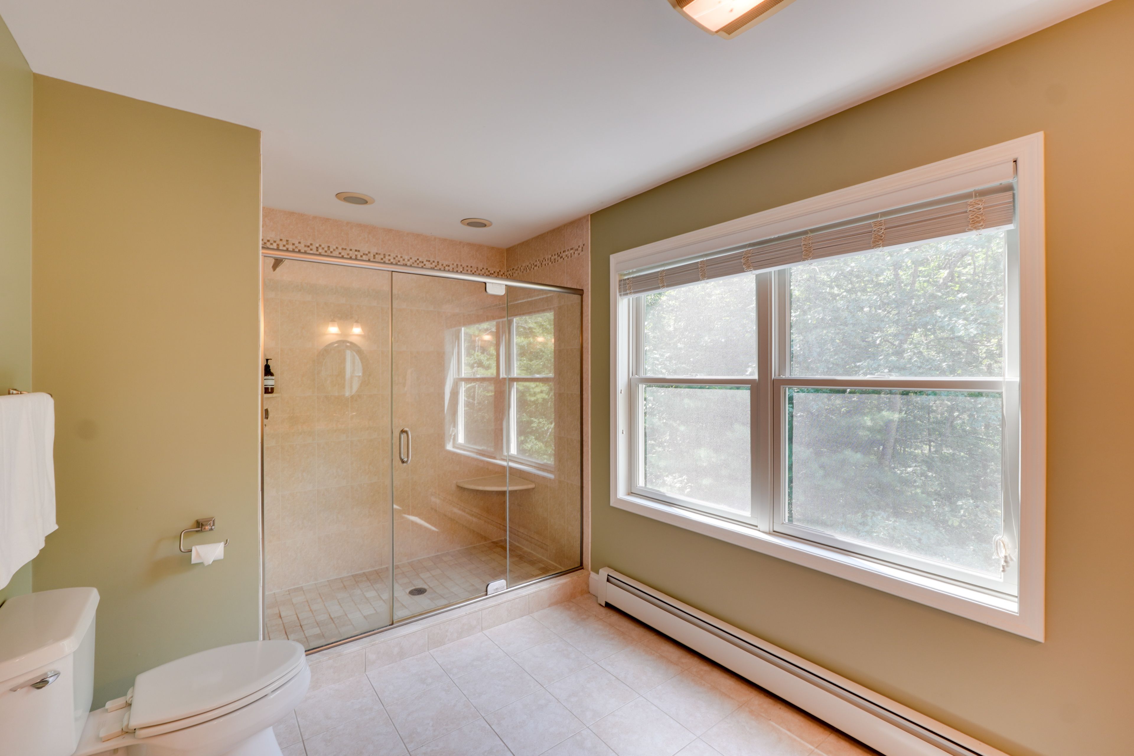 Full Bathroom | 2nd Floor | Towels Provided